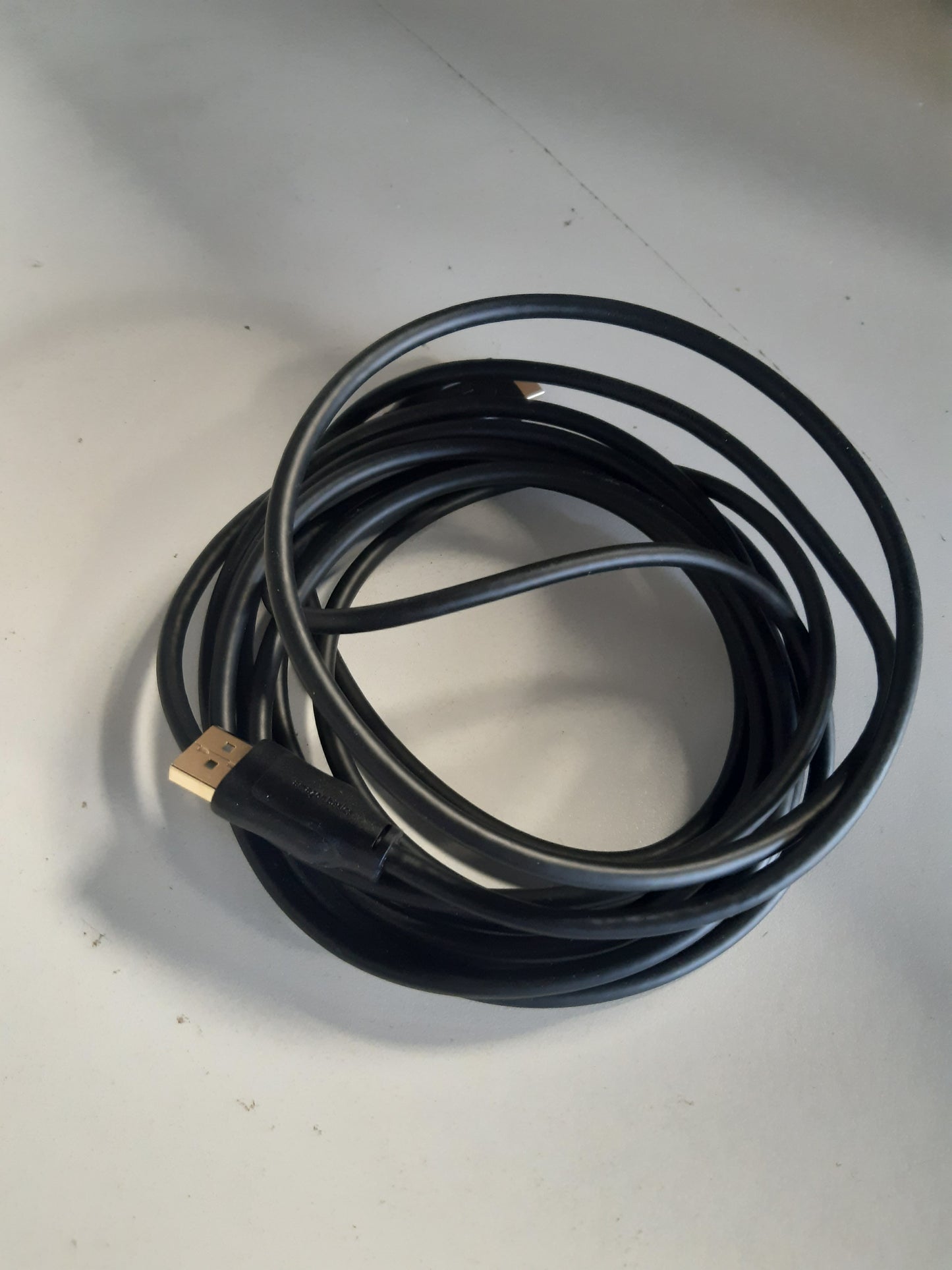 269051 - KABLLO AMAZONBASICS DisplayPort në HDMI, 4.5 m, lidhës të veshur me ar, e zezë