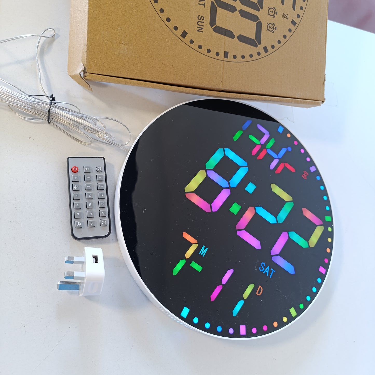 195384 - DHNVCUD Orë Muri Dixhitale, 30.5 cm, LED me 12 Ngjyra RGB dhe Telekomandë, Ekran LED, Përfshi Temperaturë, Datë, Javë, Shkëlqim të Rregullueshëm