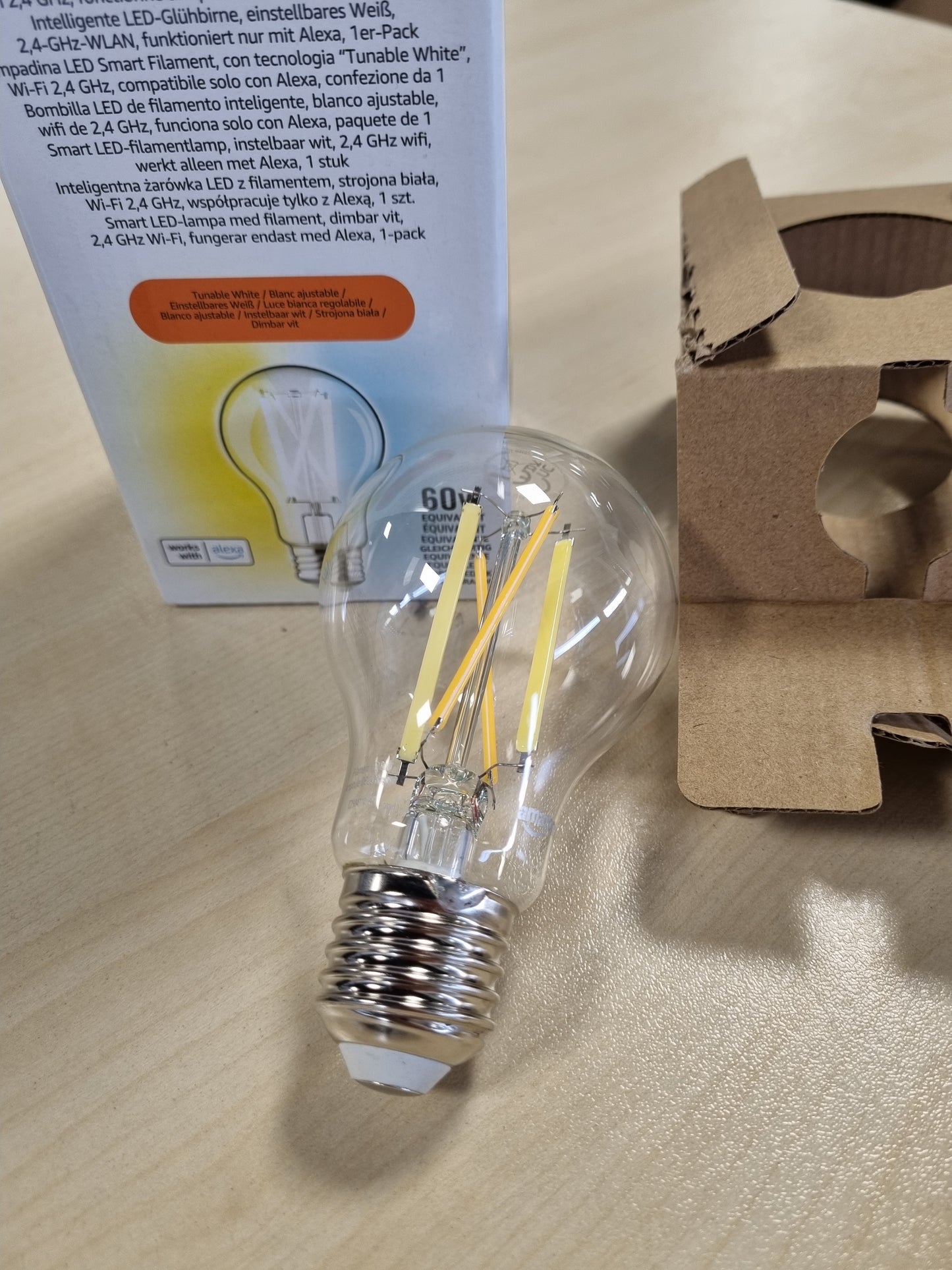 248592 - AMAZON BASICS Llambë LED inteligjente A60, Tone të bardha të rregullueshme, Wi-Fi 2.4 GHz, Funksionon vetëm me Alexa, 1 pako, [Klasa e energjisë E]