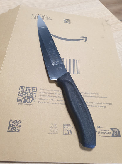 255989 - VICTORINOX Thikë prerëse profesionale Swiss Classic, teh 19 cm, dorezë plastike, çelik inox, e zezë