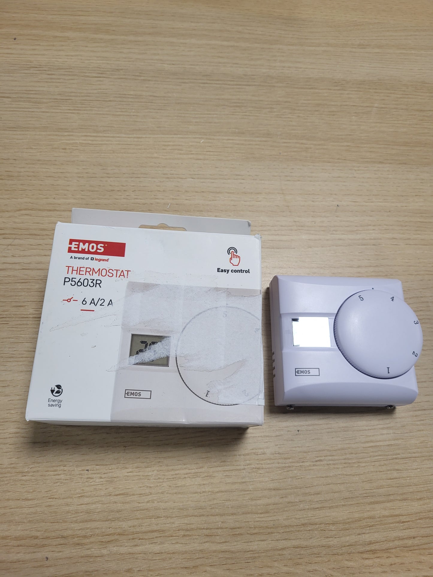 167912 - EMOS - Termostat Dixhital Dhoma me Ekran LCD, Manual, me Tel, Sisteme Ngrohjeje dhe Ftohjeje, Kontroll Temperatura 5-30°C, Montim në Sipërfaqe, Bateria Përfshihet, ngjyra e Bardhë