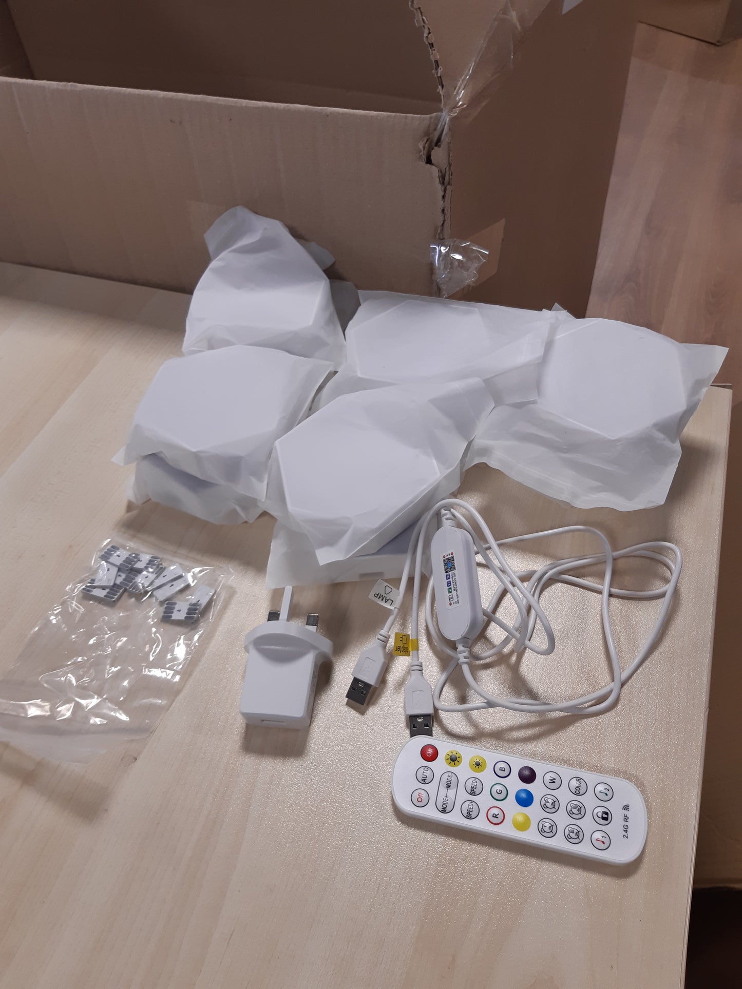 170080 - NDRIÇUES MURI LED HEXAGONAL nga ALEXA dhe GOOGLE ASSISTANT, Panel RGBIC i Kontrolluar me Aplikacion dhe Telekomandë Inteligjente, Sinkronizim Muzike, Konfigurim Lojërash DIY, Seti prej 10 Paneleve