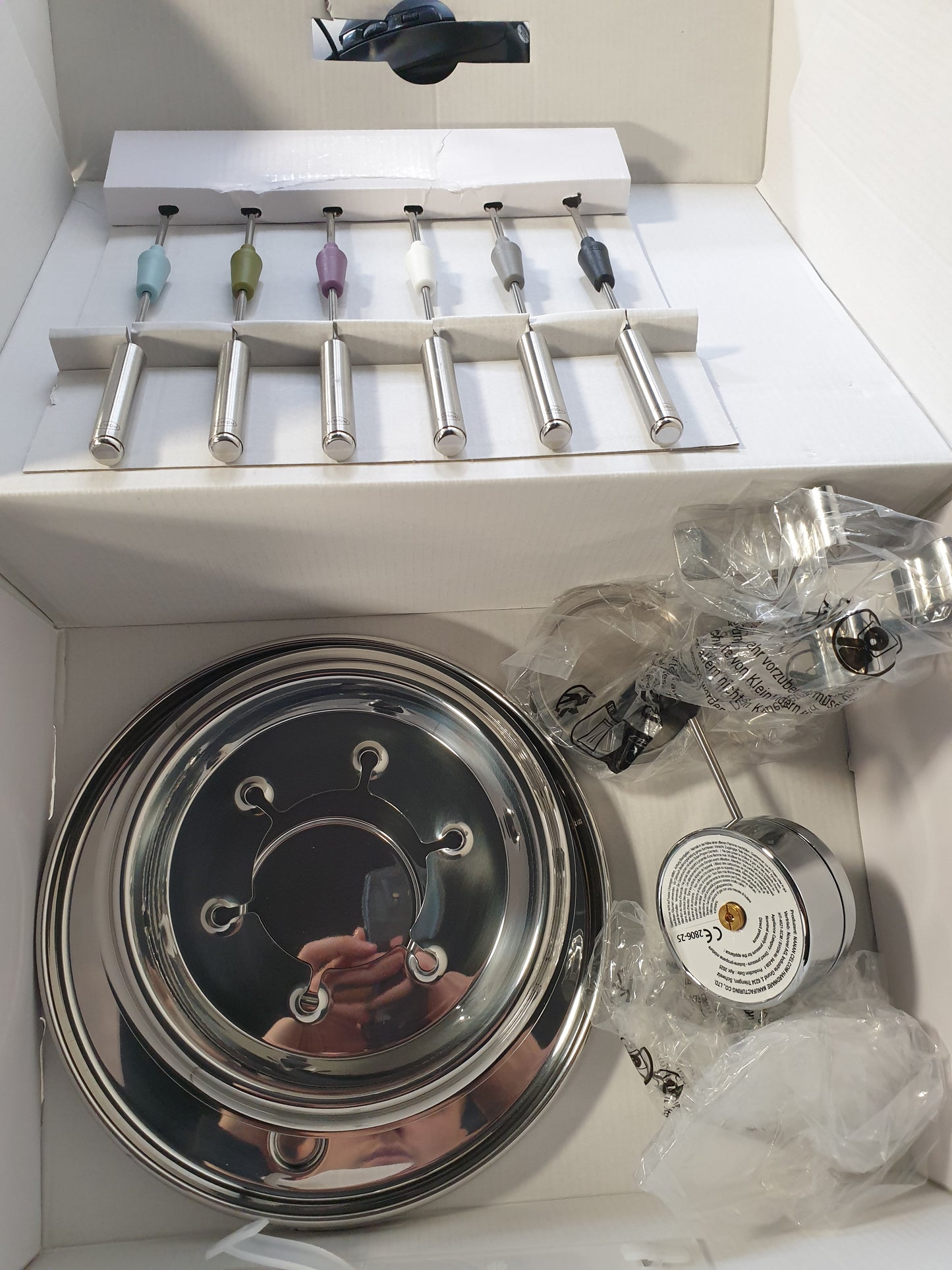 199048 - RÖSLE Set Fondue për 6 Persona - Tenxhere Fondue prej Çeliku Inox 20cm me Kapak Qelqi, Ndezës Gazi 1000W, Mbështetëse të Palosshme dhe Aksesorë Fondue, Përshtatshëm për Fondue me Djathë ose Fondue me Çokollatë