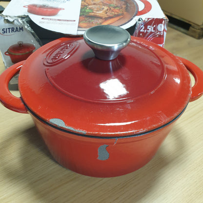 250964 - SITRAM 710842 Tradifonte Ena e rrumbullakët prej gize të emaluar 2.5L Ø21 cm - E kuqe jashtë, E bardhë brenda - Kapak çeliku inox, Përshtatshëm për të gjitha burimet e nxehtësisë