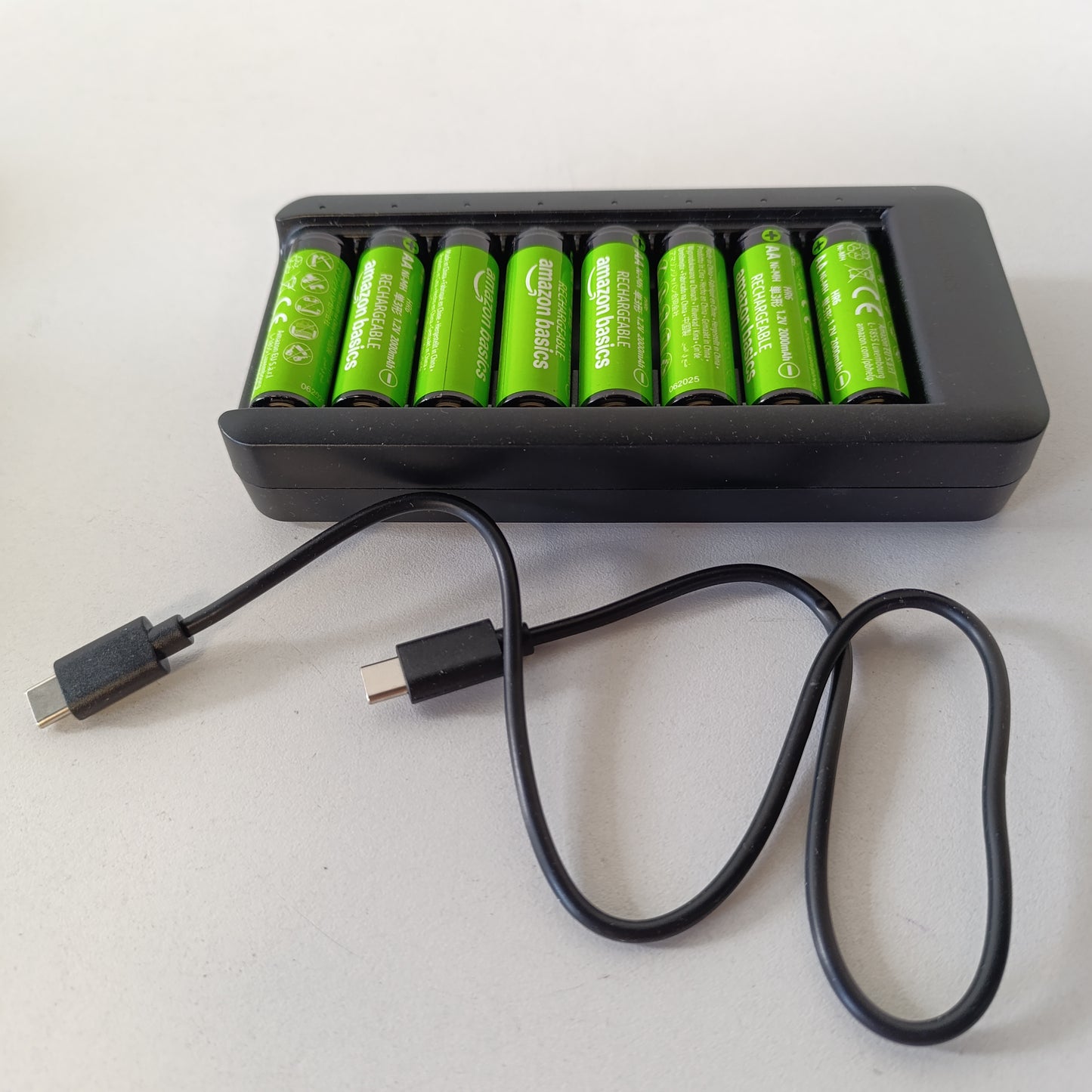 266617 - Amazon Basics Bateri të rikarikueshme me 8 bateri AA 2000mAh NiMH me karikues baterie me 8 ndarje, pa adaptor rryme AC, portë USB-C