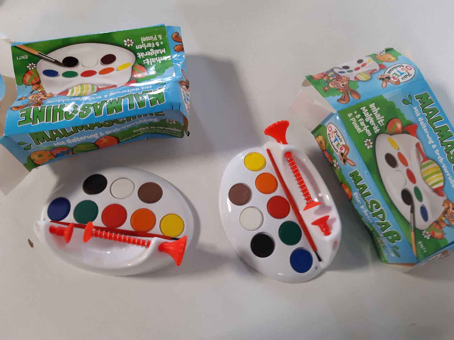 253924 - COM-FOUR® Set 2x për Pikturimin e Vezëve të Pashkëve - Makinë për Pikturimin e Vezëve me Libër Ngjyrosjeje, Furçë dhe 8 Ngjyra - Set me 6 pjesë