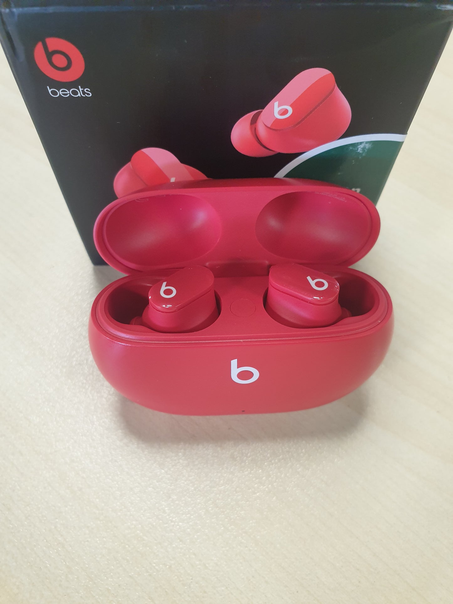 267674 - BEATS Kufje Studio Buds, Bluetooth pa tel, anulim zhurmash, rezistente ndaj djersës, mikrofon të integruar, të kuqe (versioni i mëparshëm)