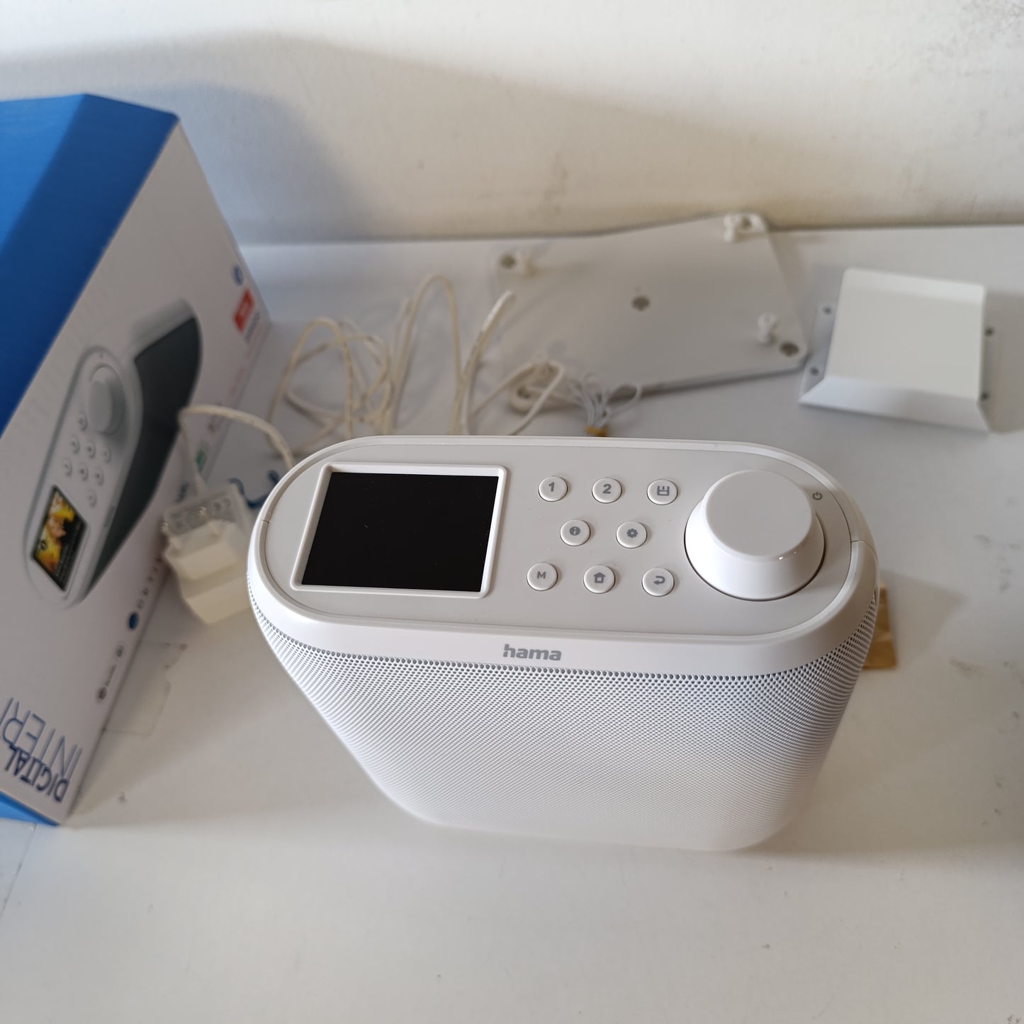 267672 - HAMA Radio dixhitale DIR400 DAB+, Bluetooth RX, FM, montim nën dollap ose vertikal, ekran TFT 2.4”, Wi-Fi 2.4/5 GHz, alarme të dyfishta, e bardhë