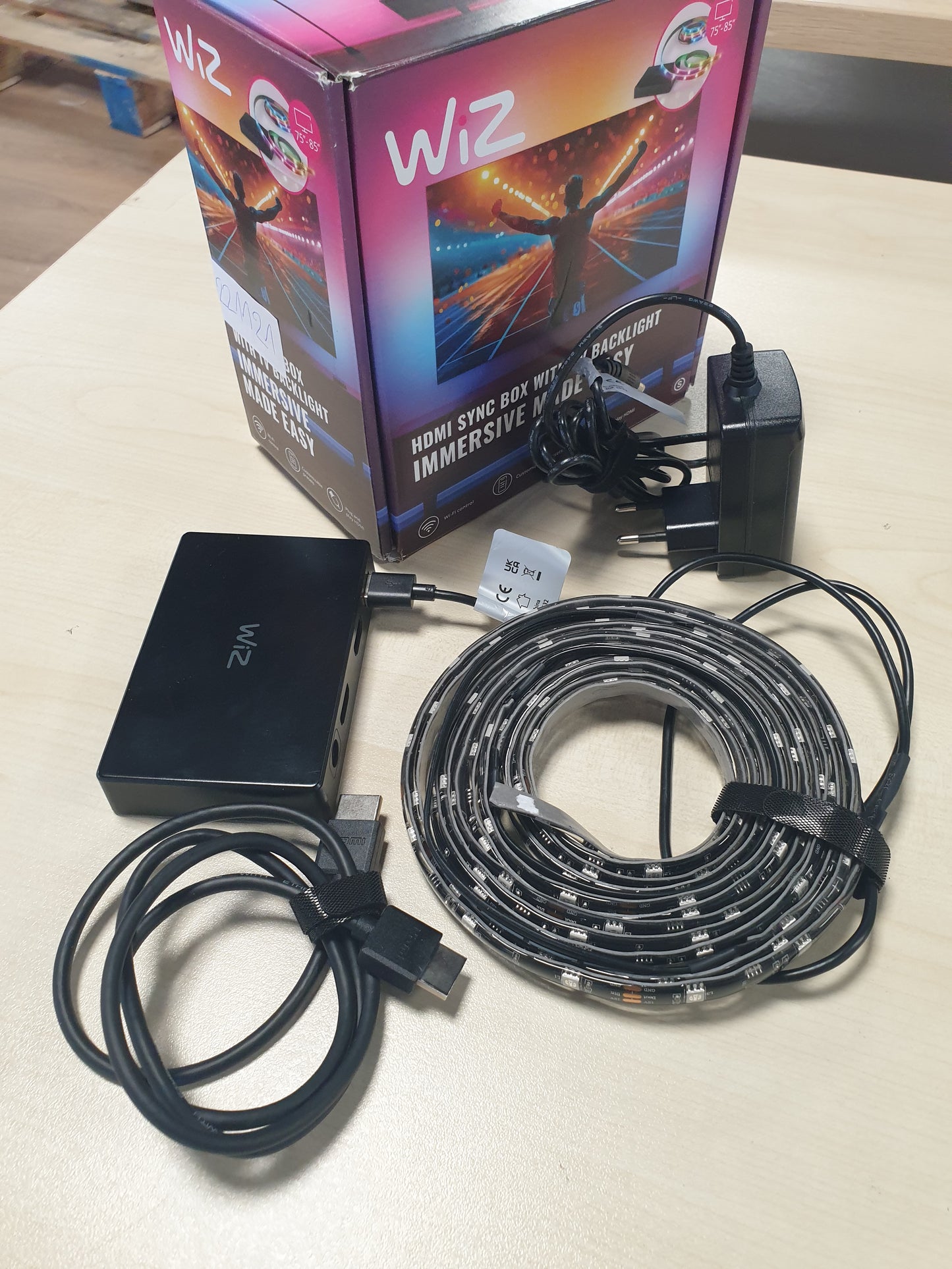 221121 - WIZ Kutia e sinkronizimit HDMI me ndriçim prapa televizori, Shirit LED RGBIC për televizorë 75-85 inç, Kontroll aplikacionesh, I pajtueshëm me Google dhe Alexa