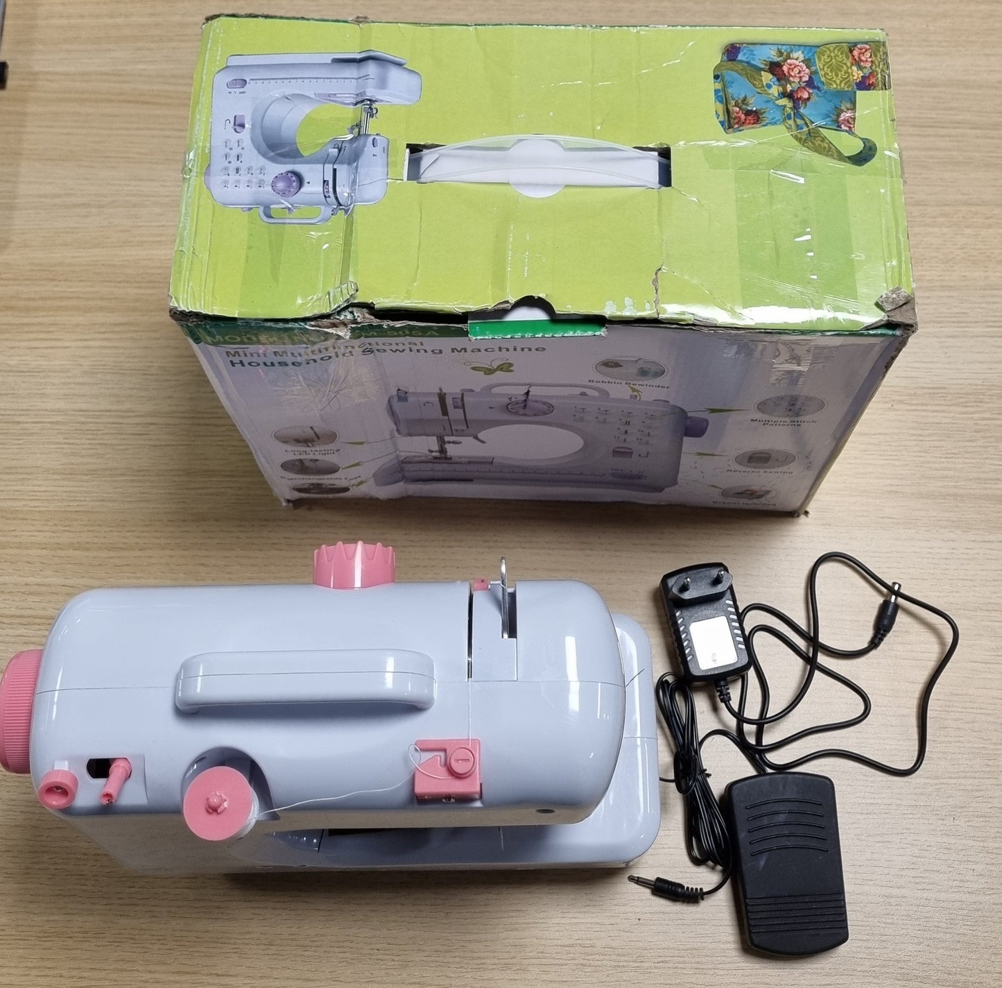 133005 - RETOO Makinë Qepëse Mini me Dritë LED, 12 Modele Qepjeje, Elektronike Profesionale për Fëmijë dhe Fillestarë, me Furnizim Energjie për Pedalin e Këmbës