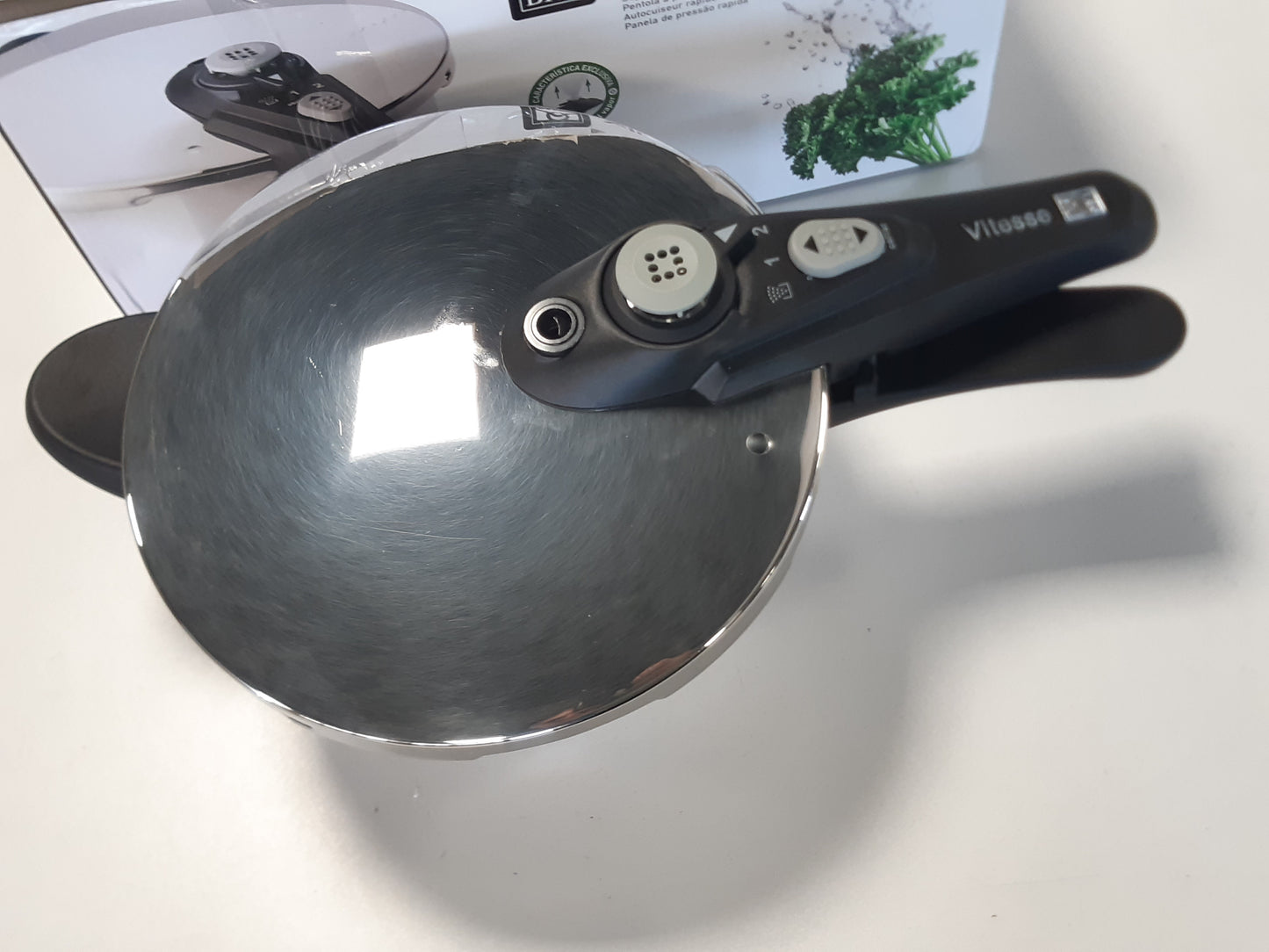 217199 - BRA Vitesse Tenxhere me presion 4 litra, e bërë nga çelik inox 18/10, me 2 programe gatimi dhe sistem mbylljeje hapjeje, e përshtatshme për të gjitha llojet e kuzhinave