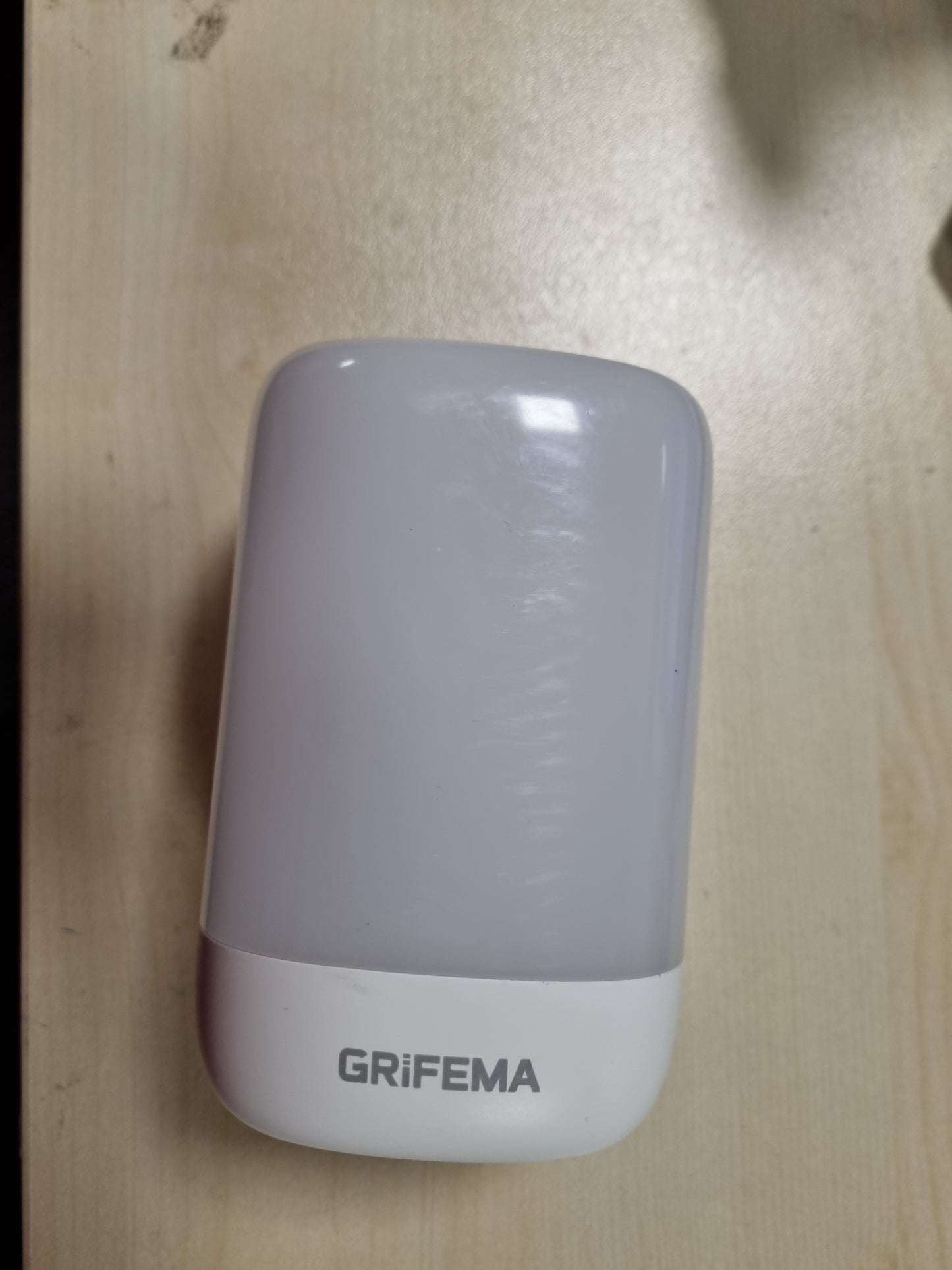 215811 - GRIFEMA Llambë nate me prekje e rikarikueshme, dritë nate RGB me errësim automatik, jetëgjatësi baterie 15-orëshe, kohëmatës 30-minutësh, USB-C, bazë anti-rrëshqitëse, modeli GD104
