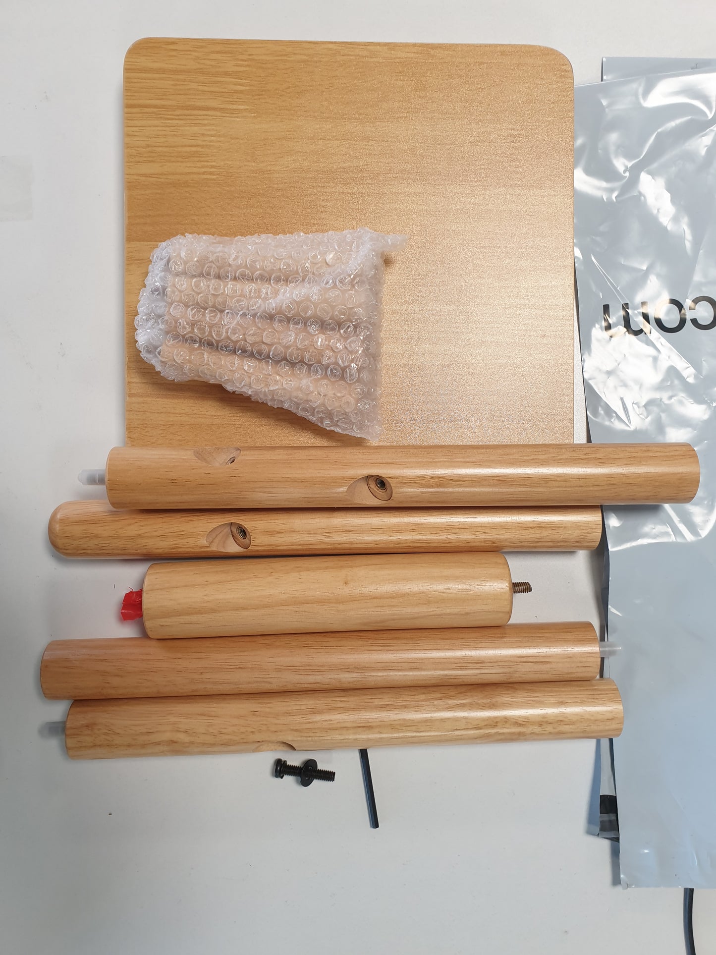 256556 - VASAGLE Rafte rrobash | Raft rrobash prej druri të fortë | 8 grepa për xhaketa dhe kapele | Grepa dhe dorezë prej druri gome | Bezhë natyrale | RCR010N01