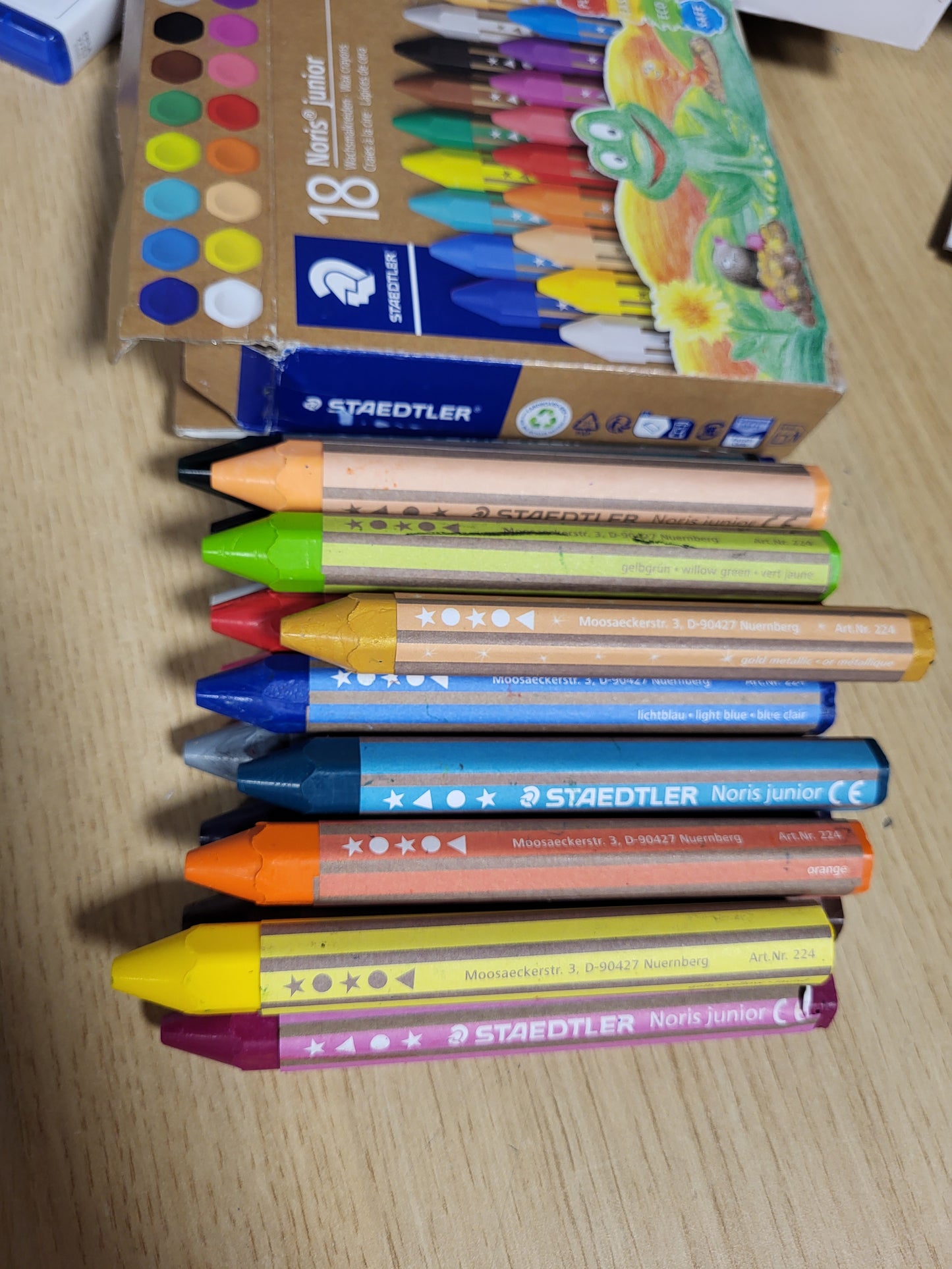 267347 - STAEDTLER Lapsa dylli Noris Junior 224, kuti me 18 ngjyra, rezistente ndaj thyerjes