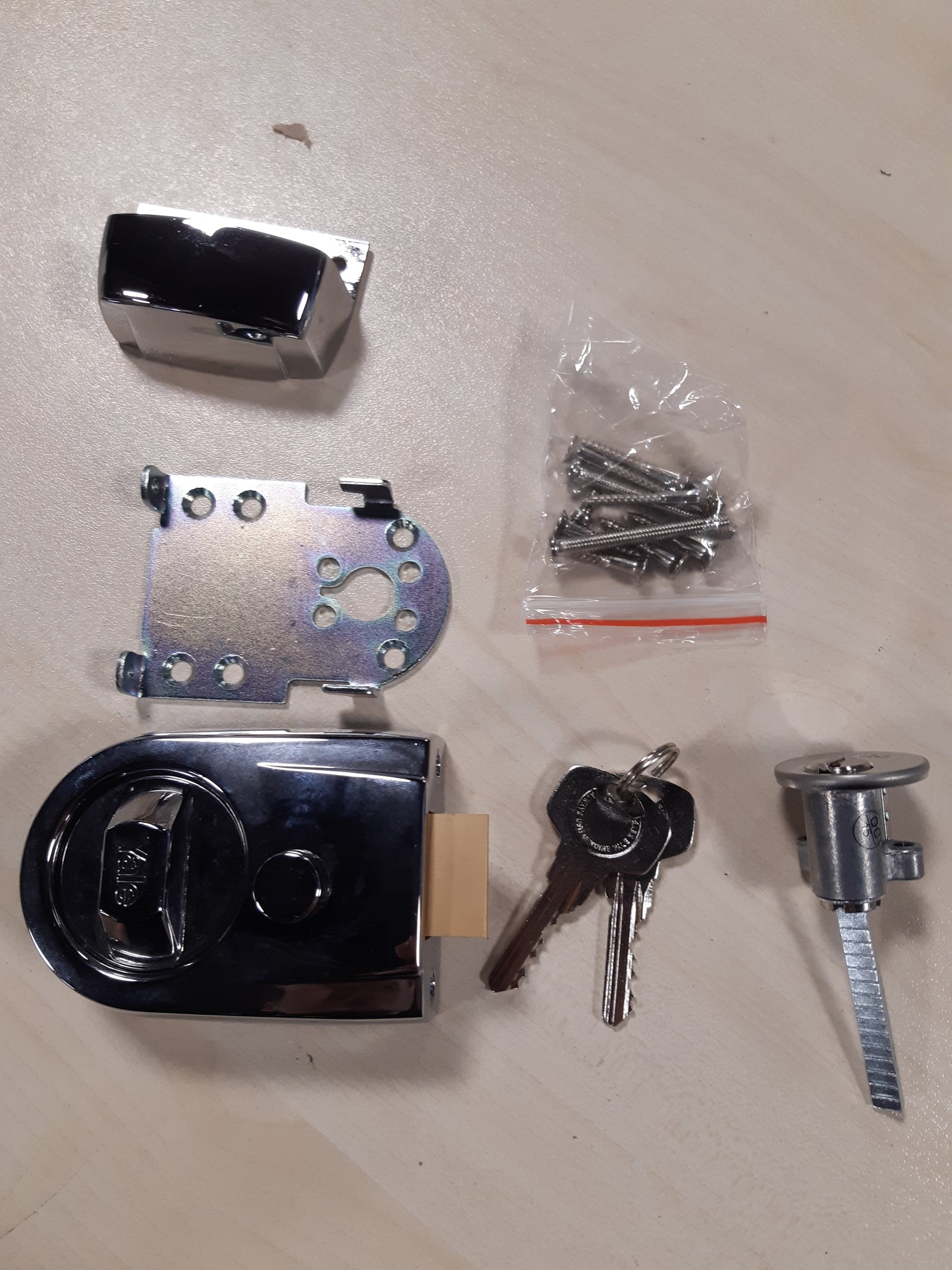 164440 - YALE - Brava Y3 Moderne me Dorezë Nate, Përfundim Krom të Lëmuar, Madhësia 30mm