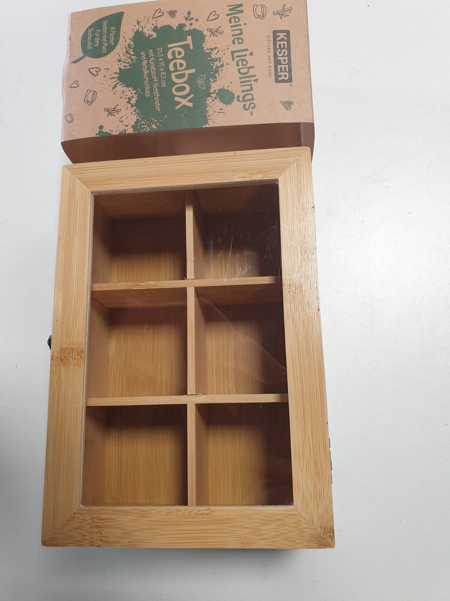 257614 - KESPER® KUTIA E ÇAJIT, Materiali: Bambu i çertifikuar FSC®, 6 ndarje, me dritare shikimi dhe kapëse retro, dimensionet: 21.5 x 15 x 8.5 cm, ngjyra: jeshile-natyrale, çaji nuk përfshihet