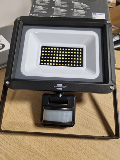 213319 - BRENNENSTUHL Dritë LED për përdorim të jashtëm, IP65, 50W, 5800lm, 6500K, me detektor lëvizjeje