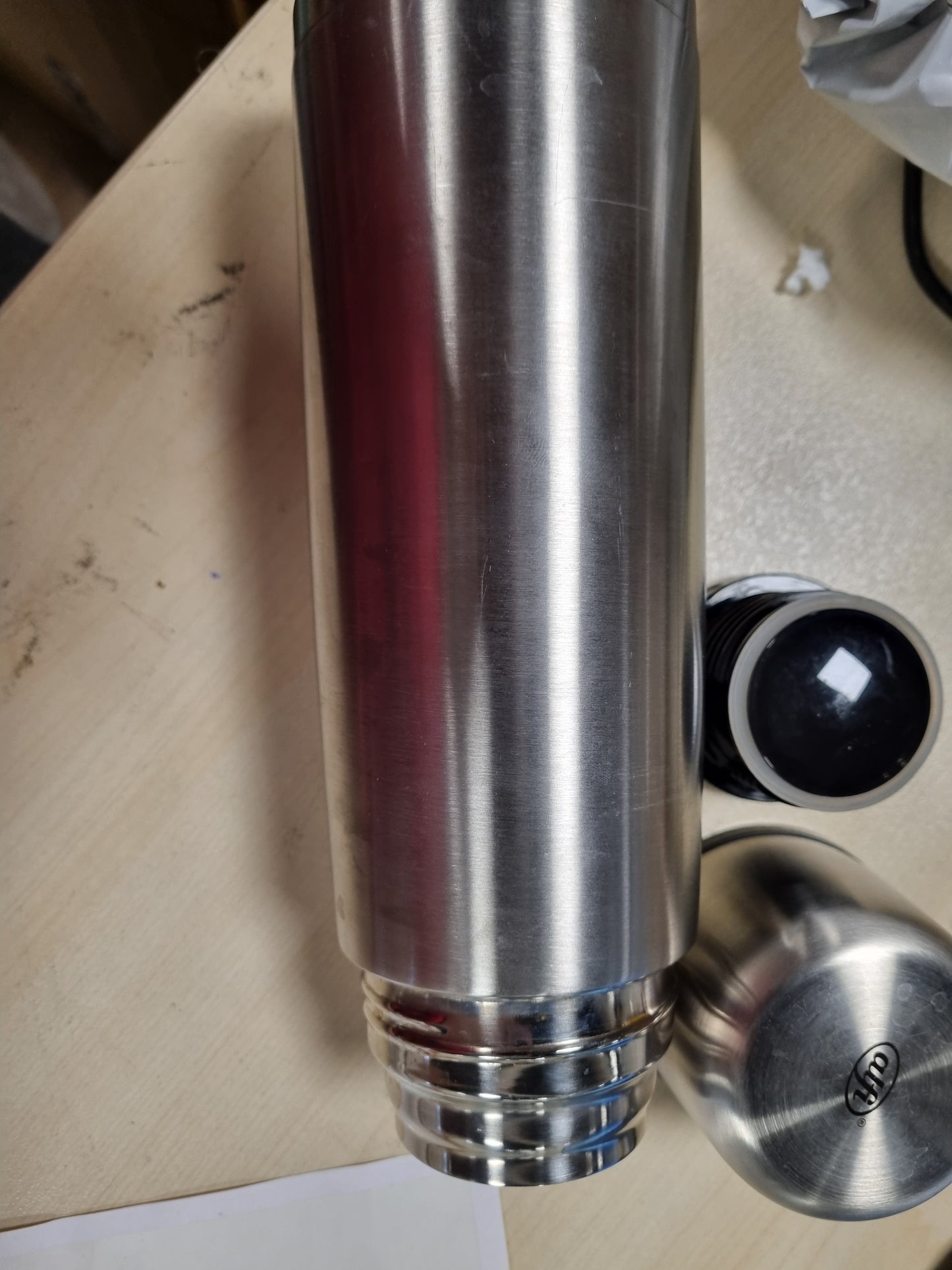 218410 - ALFI ISOTHERM PERFECT DV 750 ml, shishe e izoluar prej çeliku inox, kapak me vidë, e papërshkueshme nga rrjedhjet, mban pijet ngrohtë, e qëndrueshme, e sigurt për larje në enëlarëse, pa BPA