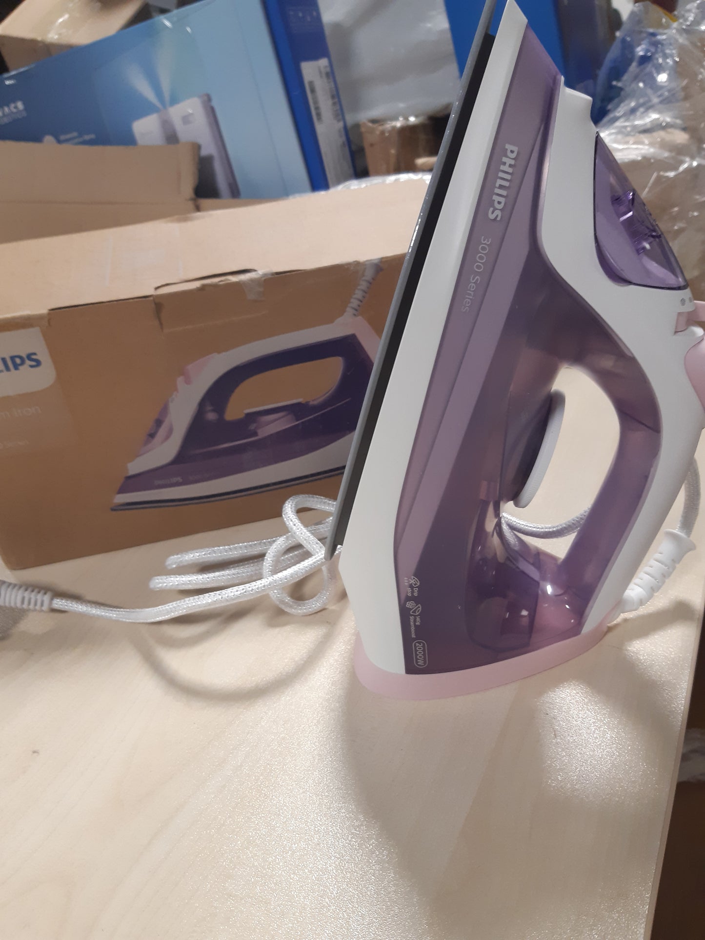 81432 - PHILIPS - Hekur me Avull Seria 3000, 2000W, Fuqi e Avullit 30g/min, 140g Avull Vertikal, Pllakë SteamGlide Plus, Ngjyra E Bardhë/Vjollcë (DST3010/30)