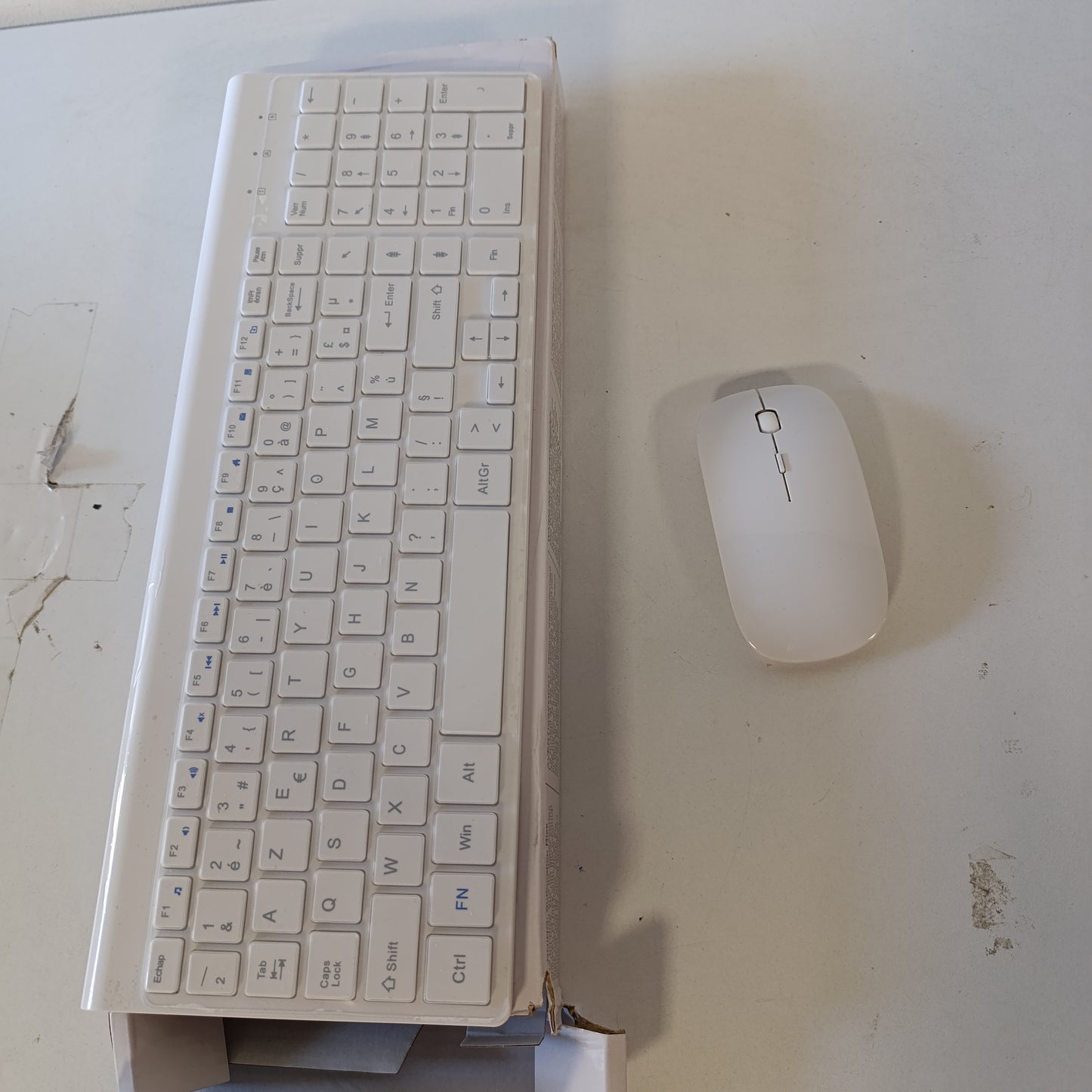 266500 - TOPMATE Set Tastiere dhe Mausi pa Tel Ultra i Hollë, Madhësi e Plotë 2400 DPI, 2 Bateri AA dhe AAA, për PC/Laptop/Windows/Mac - e Bardhë