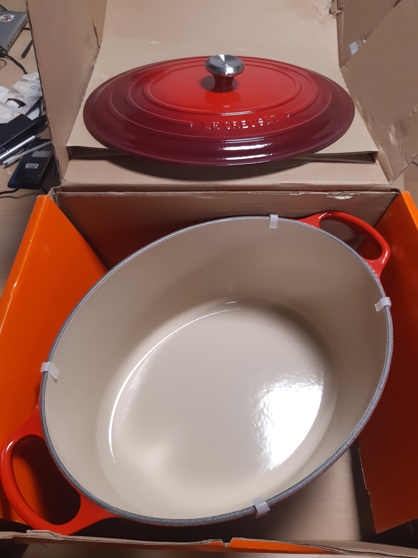 234881 - LE CREUSET - Ena prej gize Signature me kapak, Ø 40 cm, ovale, e përshtatshme për të gjitha llojet e sobave, vëllimi: 13.9 l, 10.025 kg, e kuqe qershie, 21178400602430.
