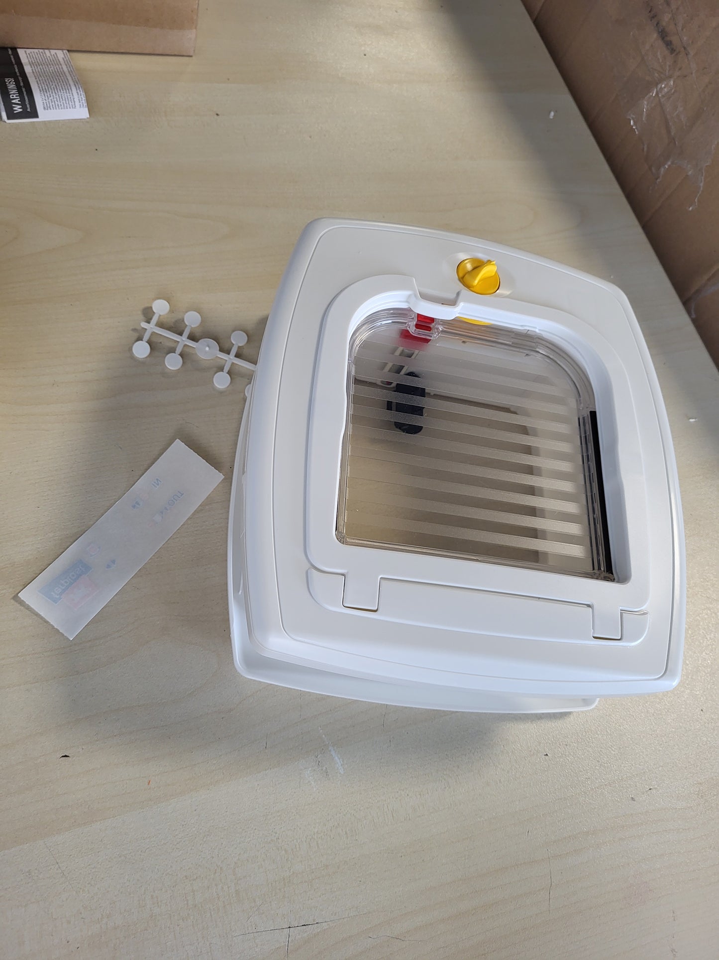 221331 - FERPLAST Derë Magnetike për Mace, Qafore për Mace me Magnet të Përfshirë, Hyrje dhe Dalje e Kontrolluar në 4 Drejtime, Mbrojtje nga Ajri i Dritës, Lëvizëse 7, E Bardhë