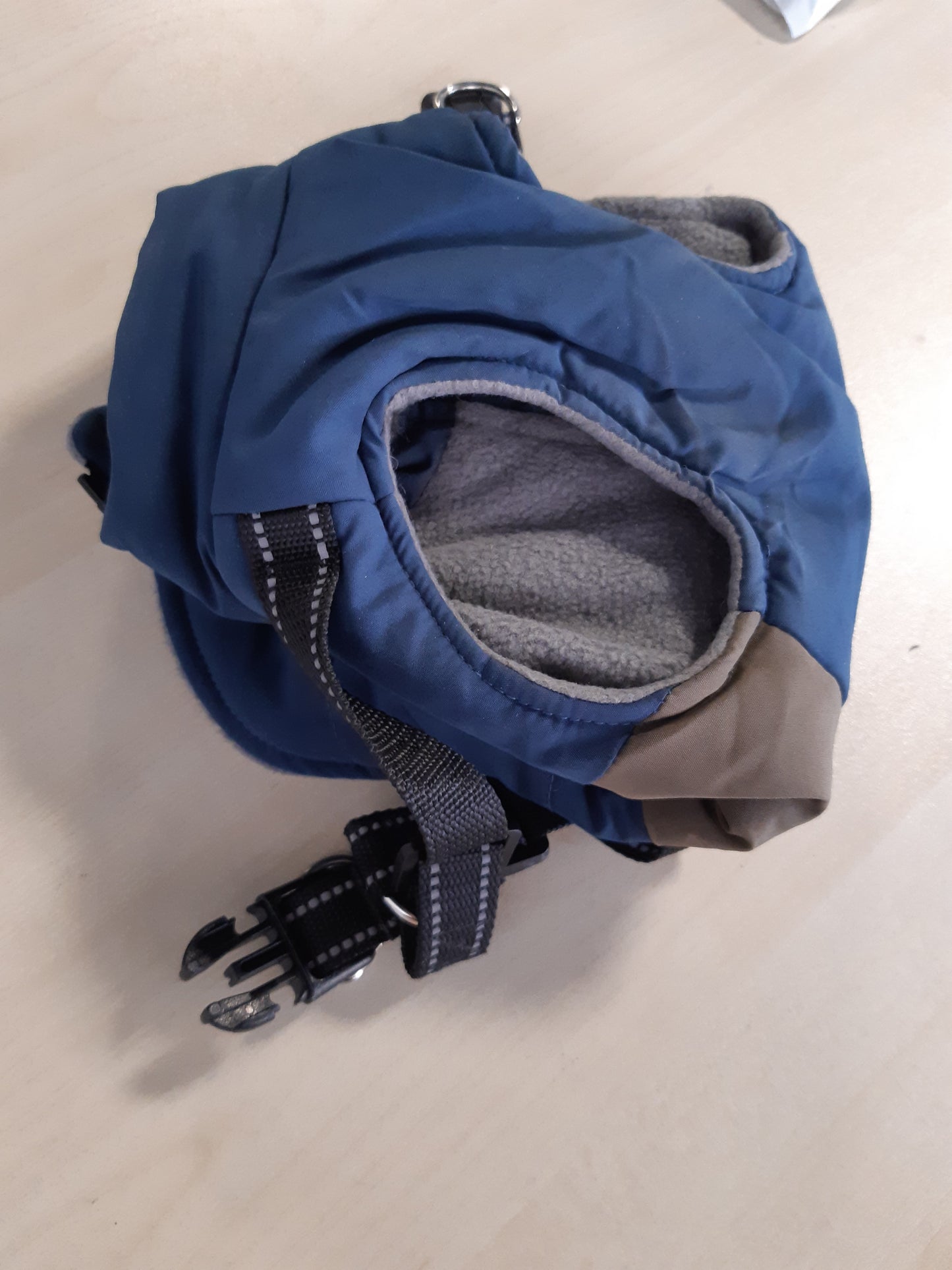 200742 - OSLUEIDY Xhaketa Dimërore për Qen, Pallto Ngrohtë, e Papërshkueshme nga Uji, me Rrip dhe Detaje Reflektuese, e Përshtatshme për Qen të Vegjël dhe të Mesëm