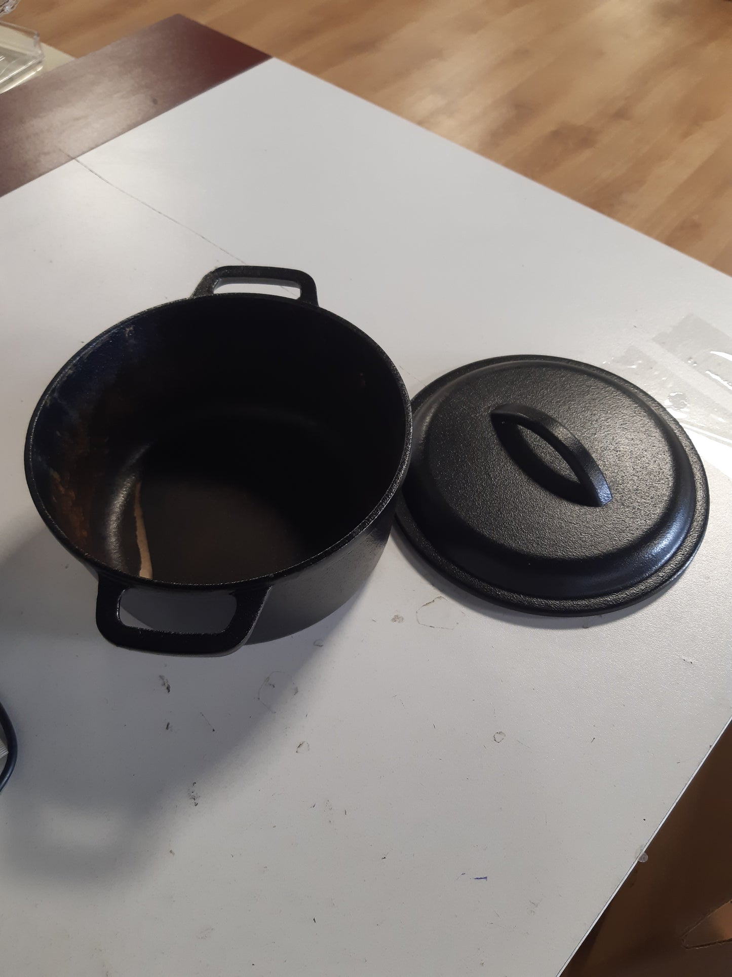 196740 - AMAZON BASICS Enë Gize e Rrumbullakët me Dy Doreza, Kapacitet 1.9L, e Zezë
