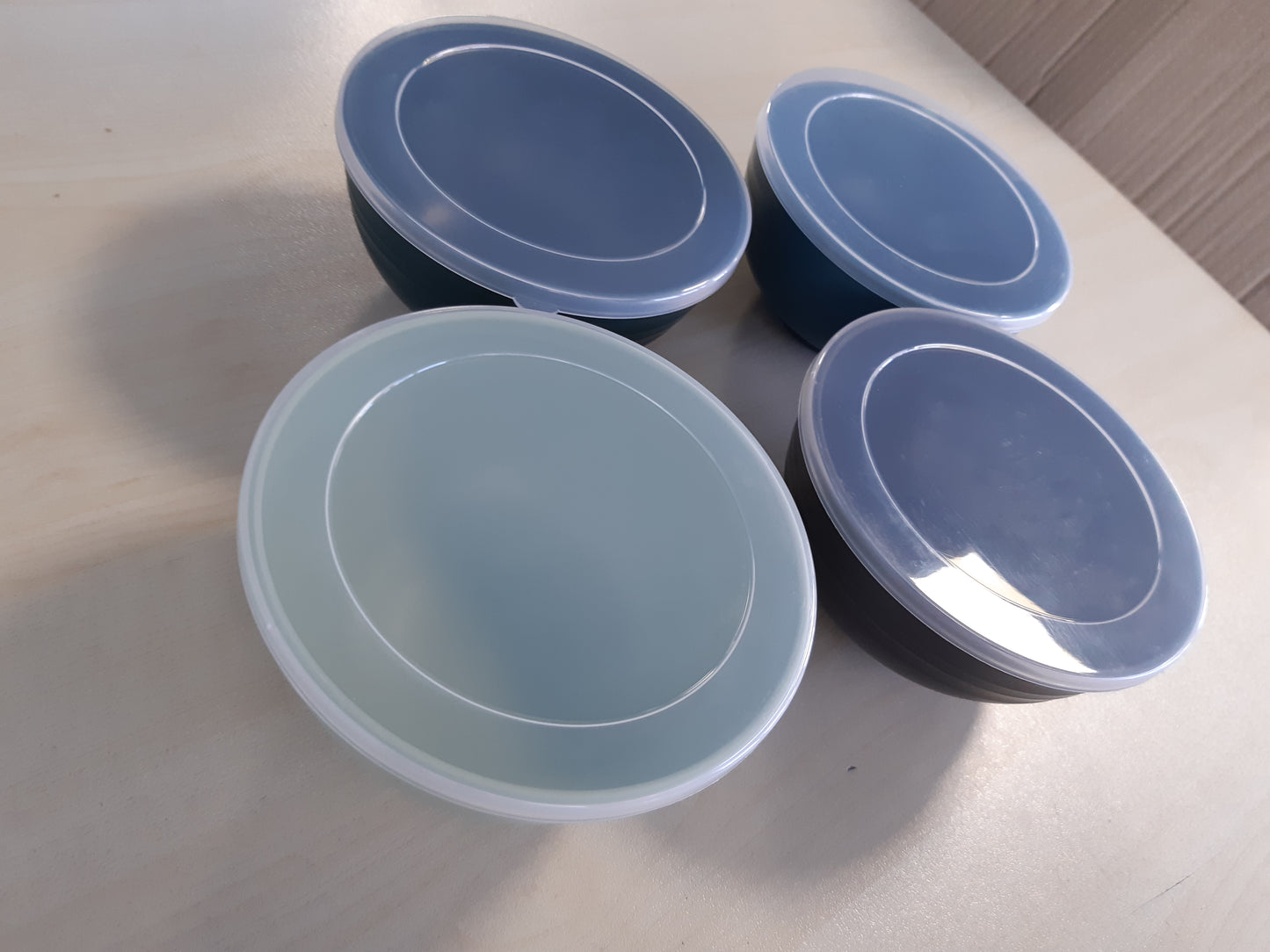 202311 - GREENTAINER Set prej 4 Tasash- Ballë me drithëra nga 24 OZ (710ml) me kapak | Tas për Sallatë, Fruta, Supë | I përshtatshëm për Fëmijë dhe të Rritur | Material i Pathyeshëm dhe i Lehtë