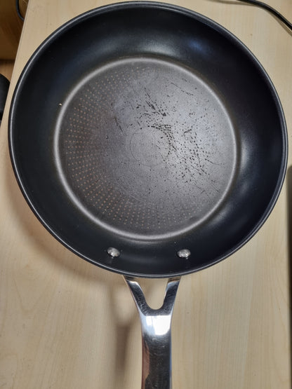 183339 - TIGAN JAMIE OLIVER COOK'S DIRECT prej çeliku inox 24 cm, shtresë jo ngjitëse, tregues gatimi, dorezë me thumba për siguri, i gatshëm për induksion E3040444