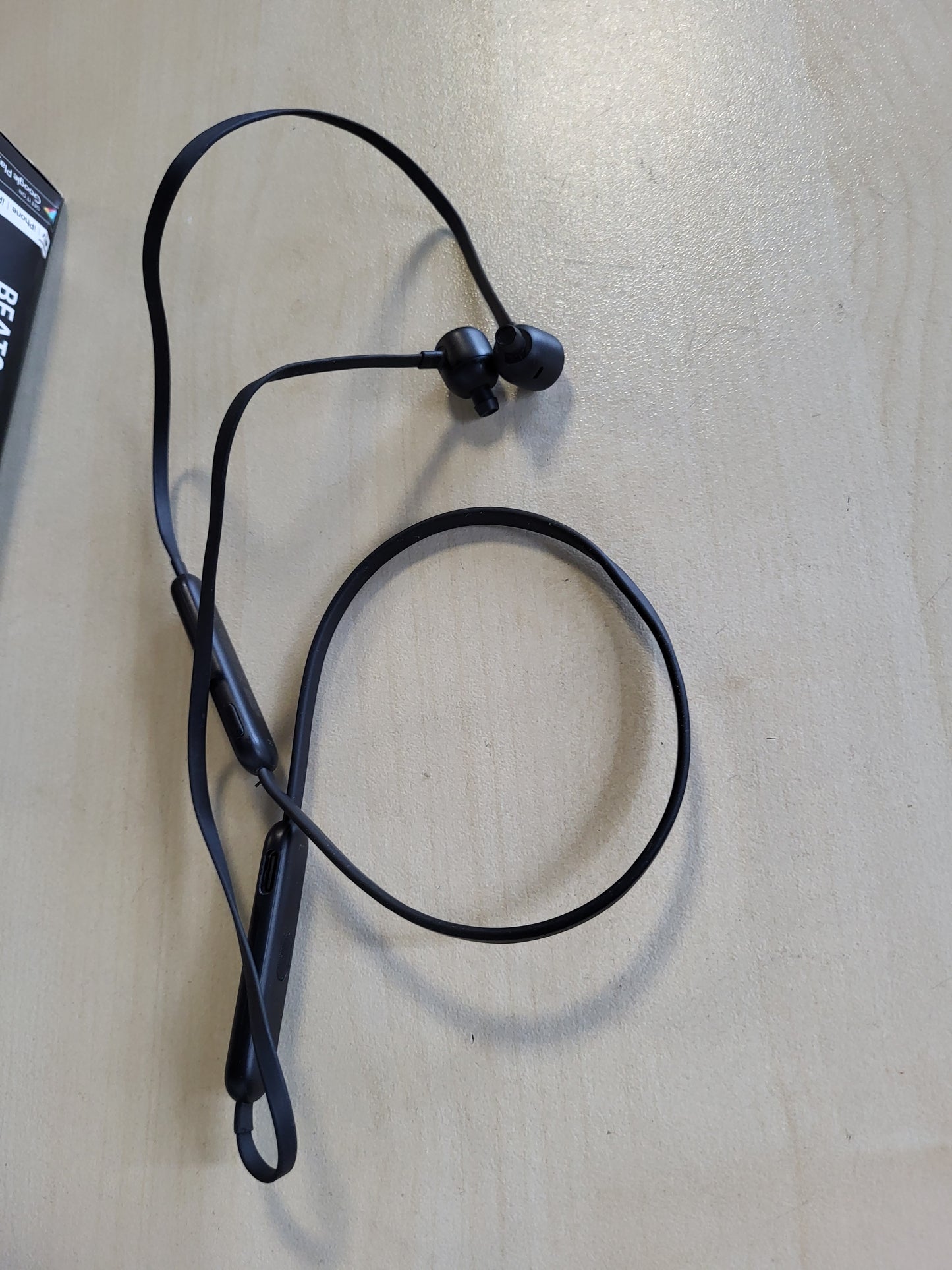 267907 - BEATS Kufje Flex për në vesh – Çip Apple W1, Kufje magnetike për në vesh, Bluetooth Klasa 1, 12 orë riprodhim, Pa tel – të zeza