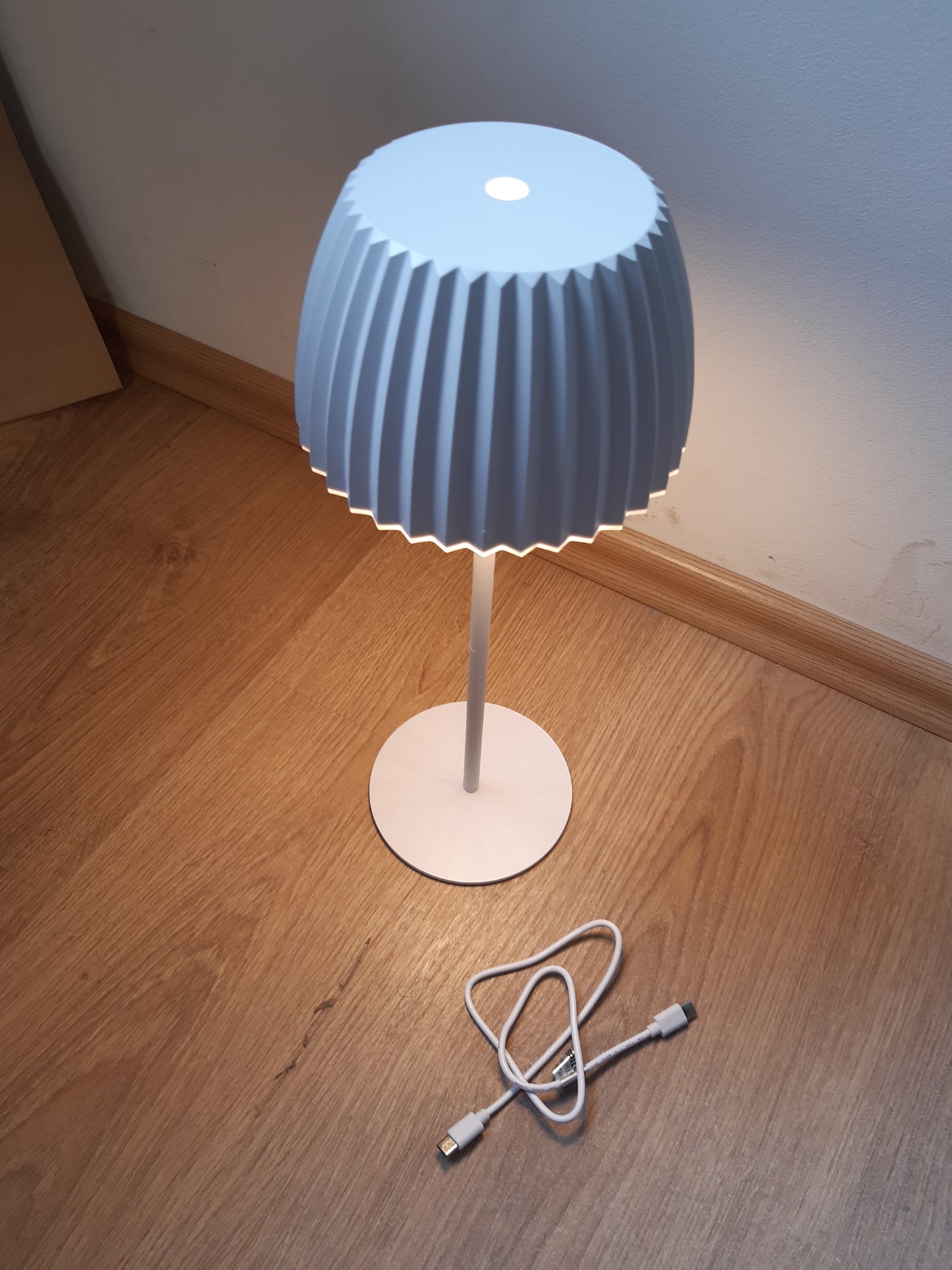 250730 - BRILONER Llambë Tavoline pa Tel Riffle LED IP44 me Dritë të Kuqe, rregullues prekjeje, bateri e zëvendësueshme, dimensione 14.5 x 36.5 cm, e Bardhë