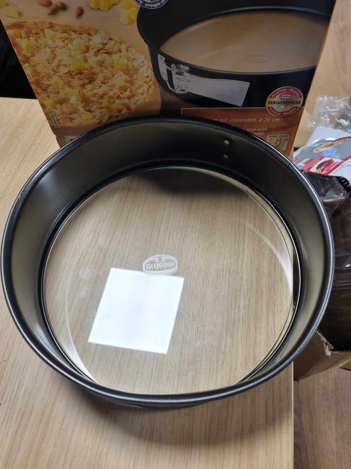 222536 - DR. OETKER Tavë pjekjeje me bazë qelqi Ø 26 cm, rezistente ndaj prerjeve dhe gërvishtjeve, jo-ngjitëse, Sasia: 1 copë