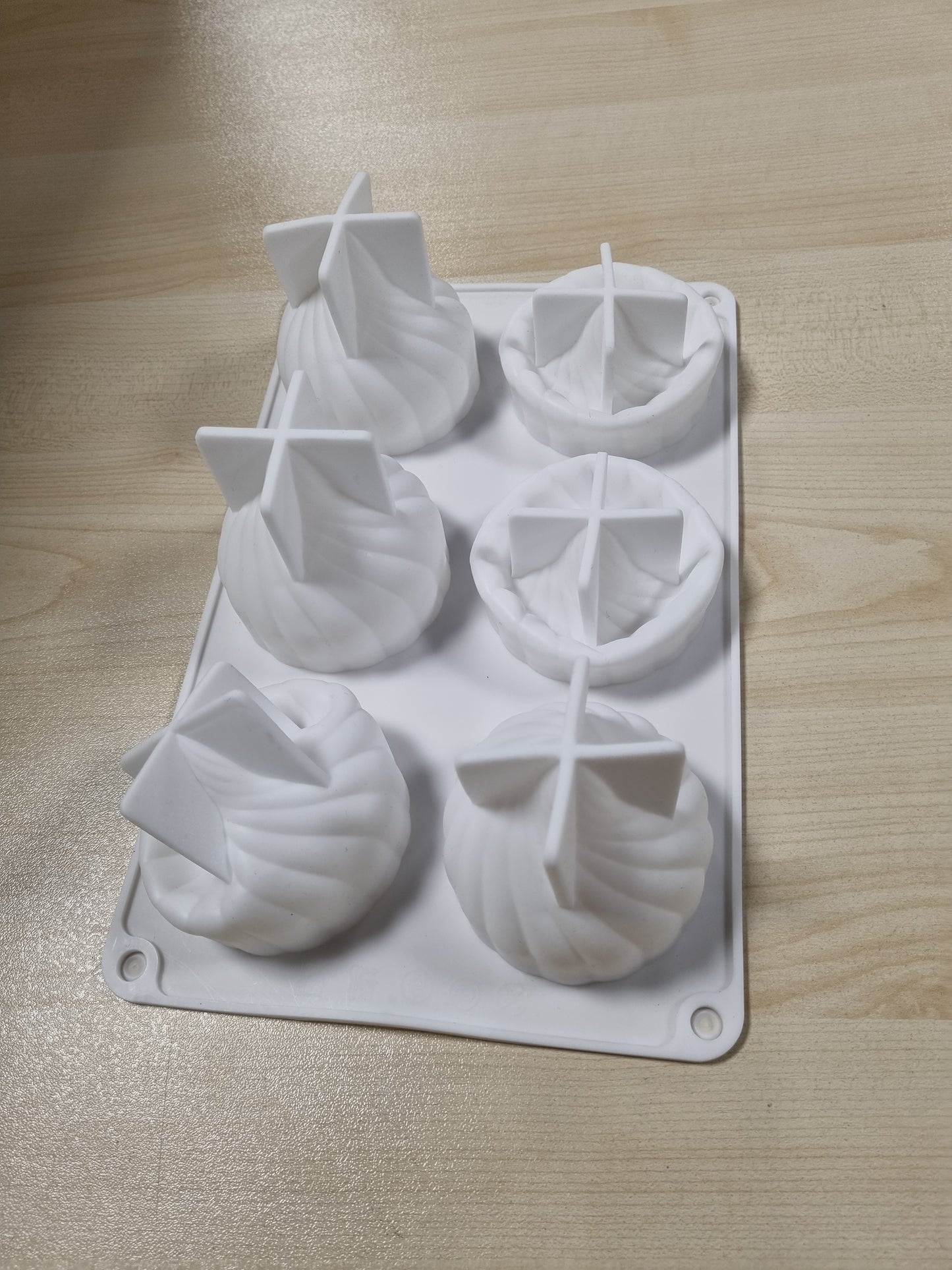 242433 - TUKEVA Forma silikoni me 6 vrima për pjekje me mus ëmbëlsire, forma për pjekje me mus 3D, forma silikoni 3D, forma silikoni me qepë për përgatitjen e çokollatës, ëmbëlsirave, peltesë, pudingut, musit, peltesë (e bardhë)