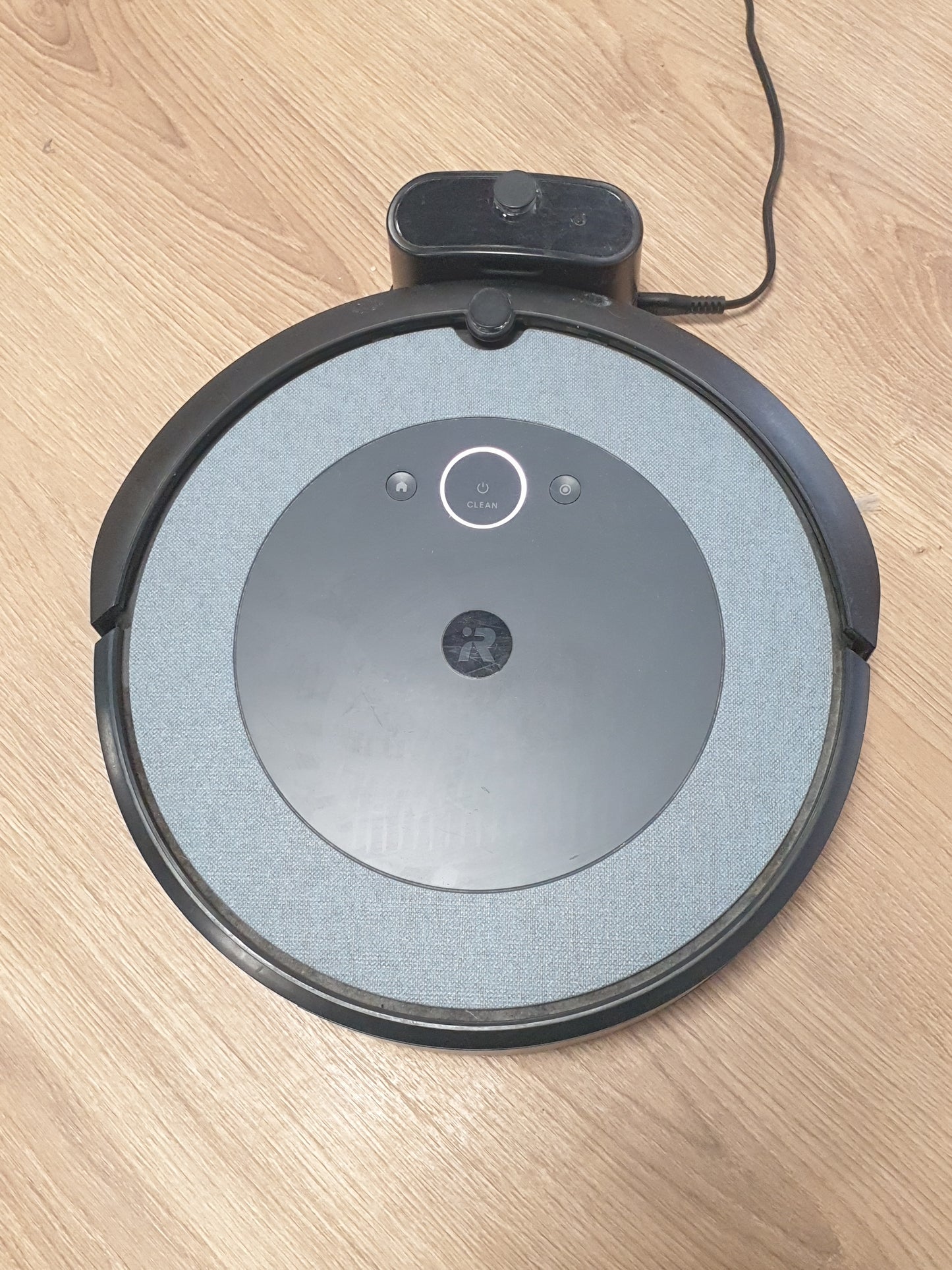 118026 - IROBOT Fshesë Robotike Roomba I3152 me Dy Furça Gome Shumësipërfaqëshe, Teknologji Shtypi, e Lidhur, Kompatibile me Asistentin Zanor, Gri/Blu
