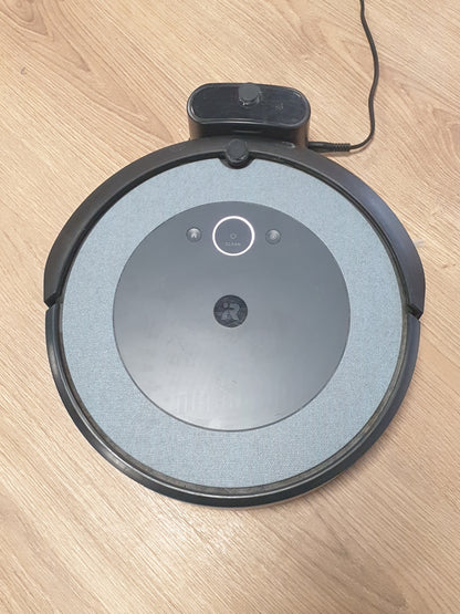 118026 - IROBOT Fshesë Robotike Roomba I3152 me Dy Furça Gome Shumësipërfaqëshe, Teknologji Shtypi, e Lidhur, Kompatibile me Asistentin Zanor, Gri/Blu