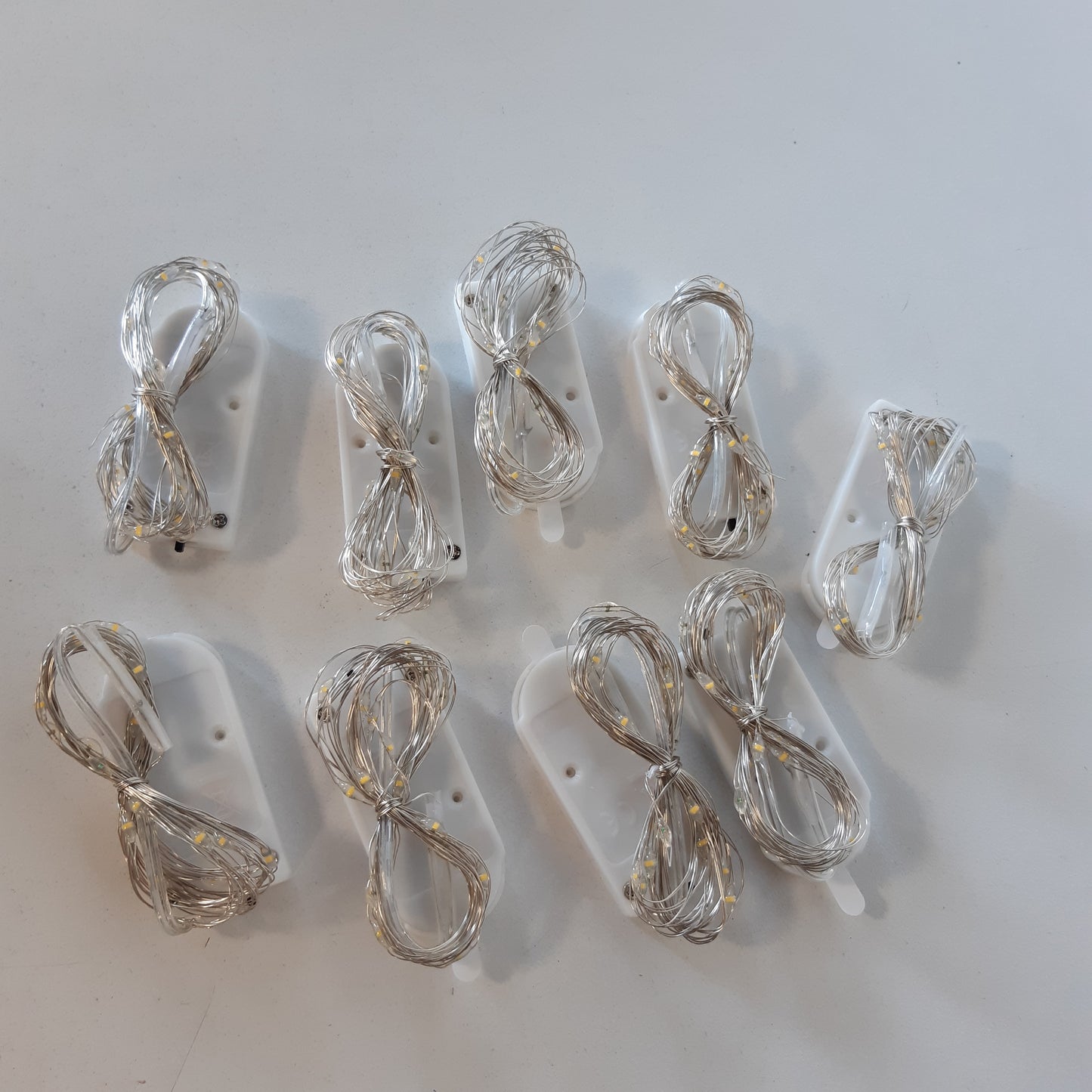 169199 - CNMTCCO Dritë LED për Tela 10x2m, 20 Dioda, Punon me Bateri, Përdorim Brenda dhe Jashtë, i Përshtatshëm për Krishtlindje, Dasma, Kopsht, Ngjyra e Bardhë e Ngrohtë