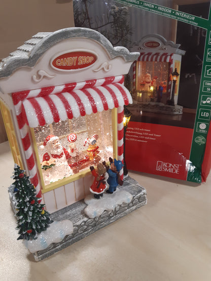 177214 - KONSTSMIDE Skena e Krishtlindjes me Babagjyshin e mbushur me ujë, me funksion Muzikor Opsional prej 8 Këngësh, për përdorim të Brendshëm (IP20), Funksionon me 3 x Bateri C 1.5V (nuk janë përfshirë), Fener Krishtlindjesh me 1 LED i bardhë