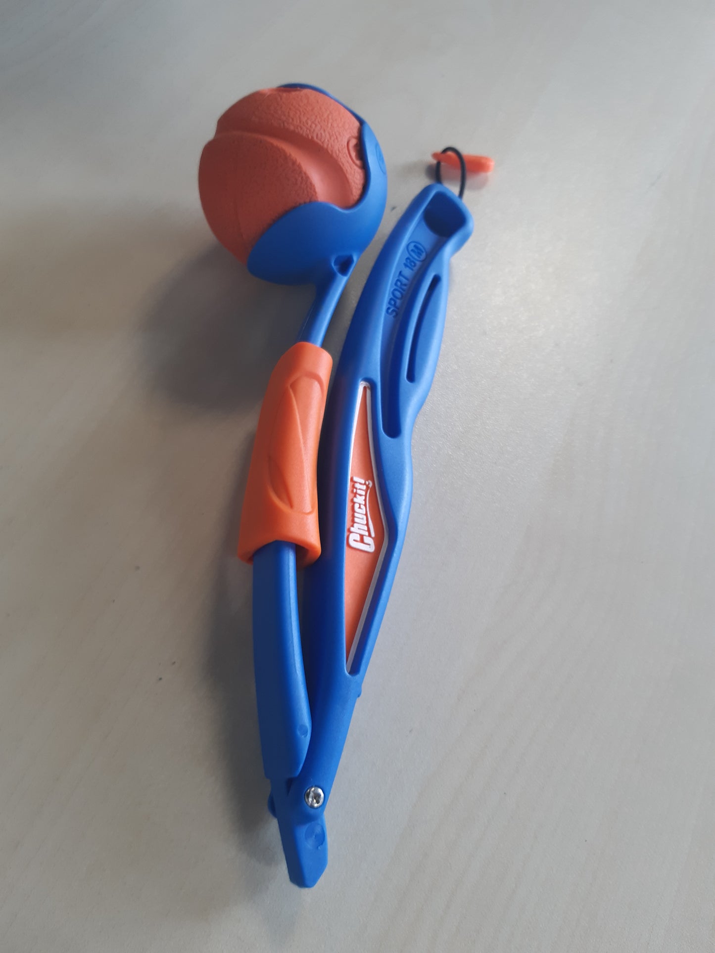 263742 - CHUCKIT! Hedhës Mini 18M Fetch & Fold, hedhes topash për qen, i palosshëm për ruajtje kompakte, i palosshëm me topa mesatarë, vjen me 1 top mesatar Fetch