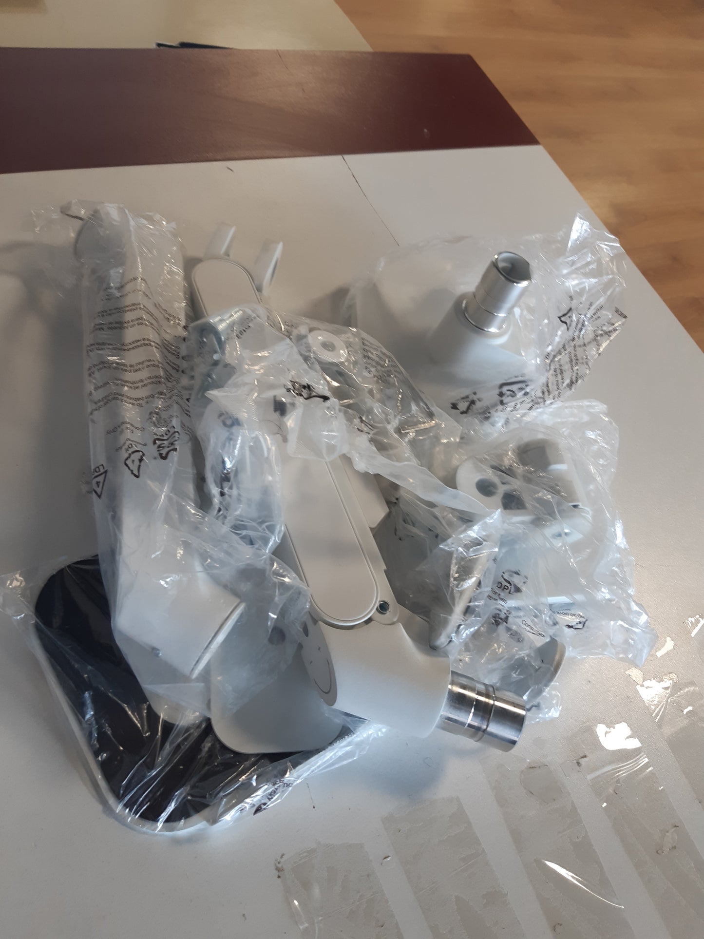 267649 - BENQ ERGO – Krah monitori me sustë gazi për monitorë deri në 45 inç dhe 20 kg, montim i shpejtë, VESA 75x75 dhe 100x100 mm