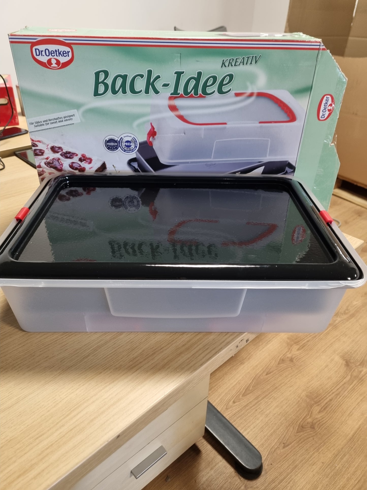 217453 - DR. OETKER Tavë drejtkëndëshe me sustë me bazë servirjeje dhe mbulesë 43.5 x 29.5 x 10.5 cm, tavë katrore pjekjeje me bazë të sheshtë rezistente ndaj prerjeve dhe gërvishtjeve dhe veshje smalti, veshje jo-ngjitëse