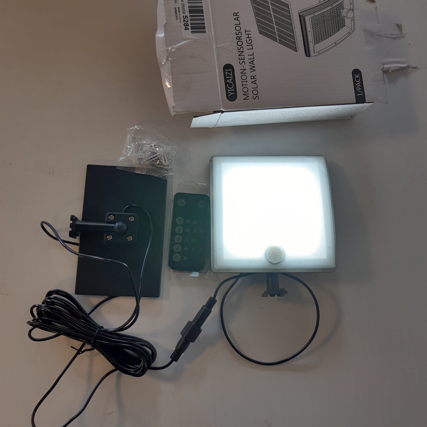 222905 - YICAIZI Drita Diellore me Sensor Lëvizjeje, IP65, 5 Modalitete, 1 Copë