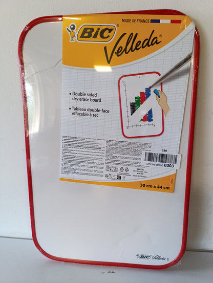 267153 - BIC Velleda Tabelë e vogël me dy anë për shkrim, 30x44cm, Kornizë e kuqe, ideale për pajisje shkollore dhe zyre