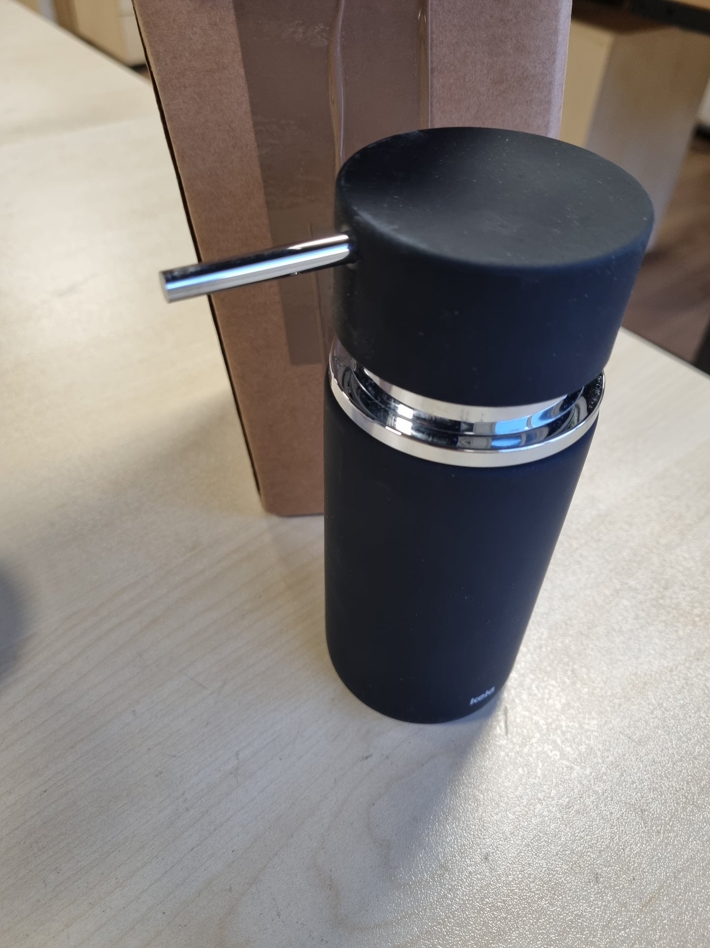 242268 - KELA Dozator sapuni 300 ml, qeramik i zi, sipërfaqe jo-rrëshqitëse, shishe me pompë