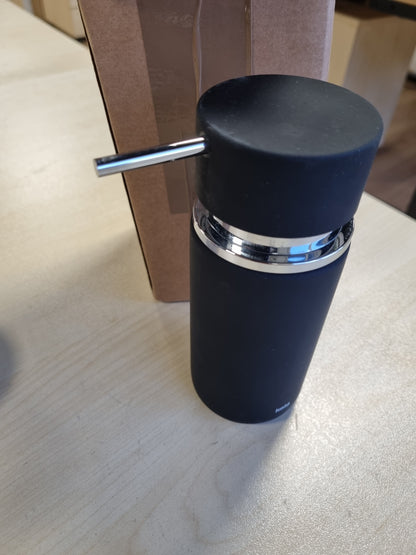 242268 - KELA Dozator sapuni 300 ml, qeramik i zi, sipërfaqe jo-rrëshqitëse, shishe me pompë