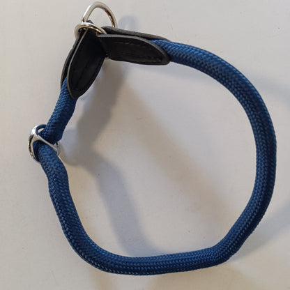 216422 - LIONTO Qafore qensh e bërë nga najlon i qëndrueshëm, gjatësi 50 cm, trashësi 1 cm, jakë martingale, lëkurë imituese, blu