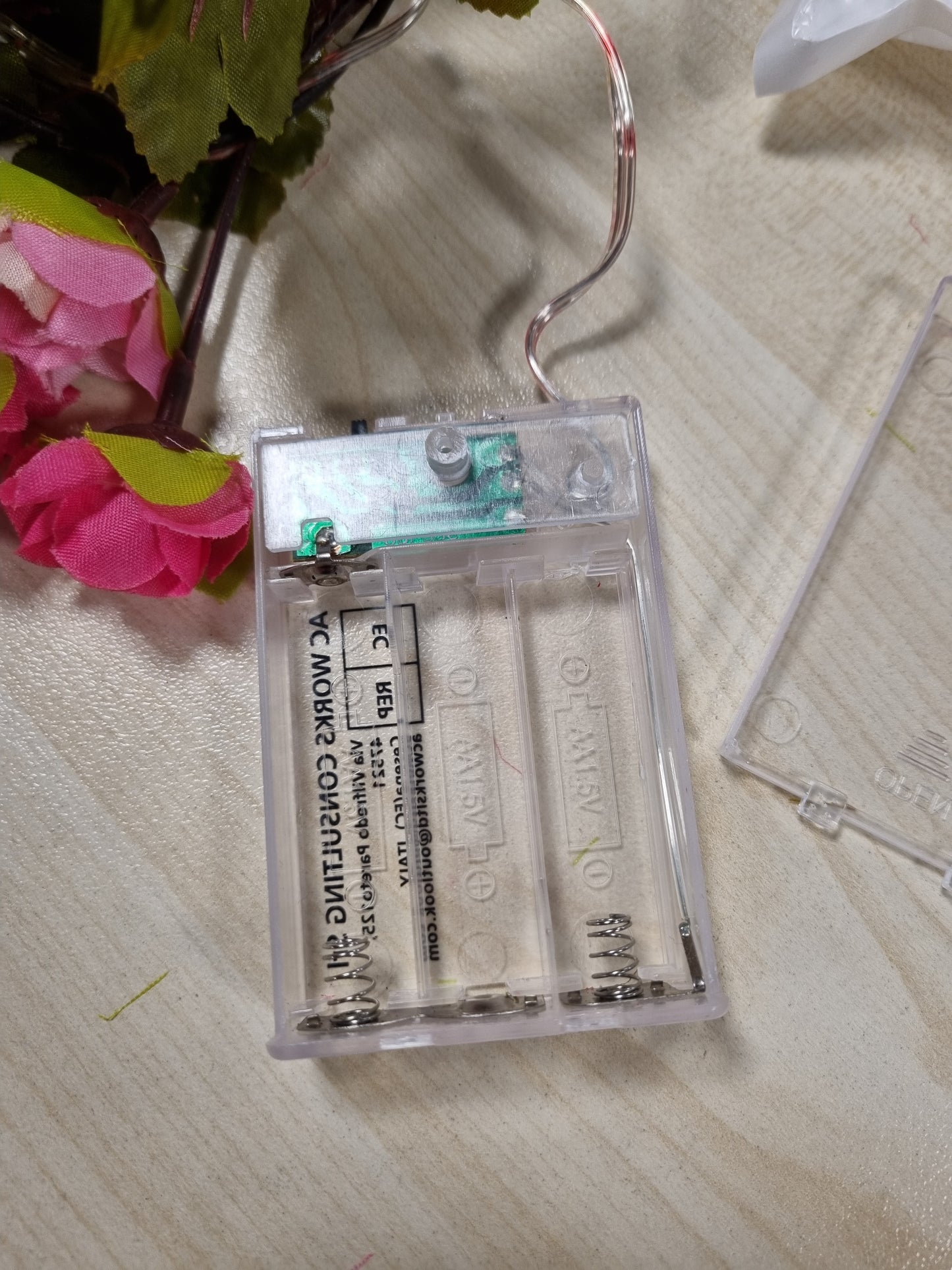 225150 - DRITA TELI DEKORATIVE - Trëndafila, lule, rozë, me bateri, 2 m/20 LED, 42 lule të kuqe, për dekorim