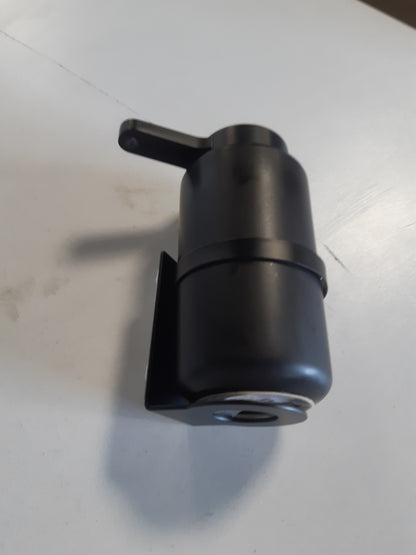 256876 - WENKO Dispenser sapuni i montuar në mur Model Woya, me pompë qeramike, 250 ml, montim Turbo-Loc® pa shpim, 6.8 x 13 x 6.8 cm, i zi