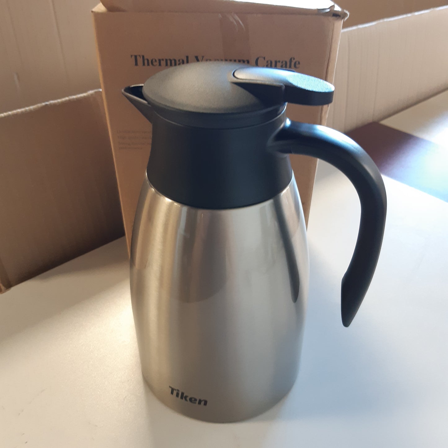 256054 - Tiken Karafë kafeje e izoluar prej çeliku inox 1.5L, për pije të nxehta ose të ftohta, e qëndrueshme dhe e papërshkueshme nga rrjedhjet
