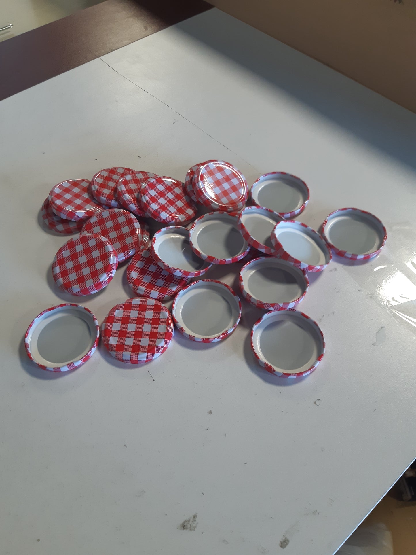 216639 - 24 COPË KAPAKË METALIKË ME VIDË ME KUADRATE TË KUQE, ME DIAMETËR 63 MM, ME KAPAKË QË HAPEN ME RROTULLIM - KAPAKË ZËVENDËSUES PËR KAVANOZA ME VIDË, KAVANOZA KONSERVIMI DHE KAVANOZA RËCELI ME FUNKSION VAKUMI PËR RUJTJE DHE RUJTJE USHQIMI